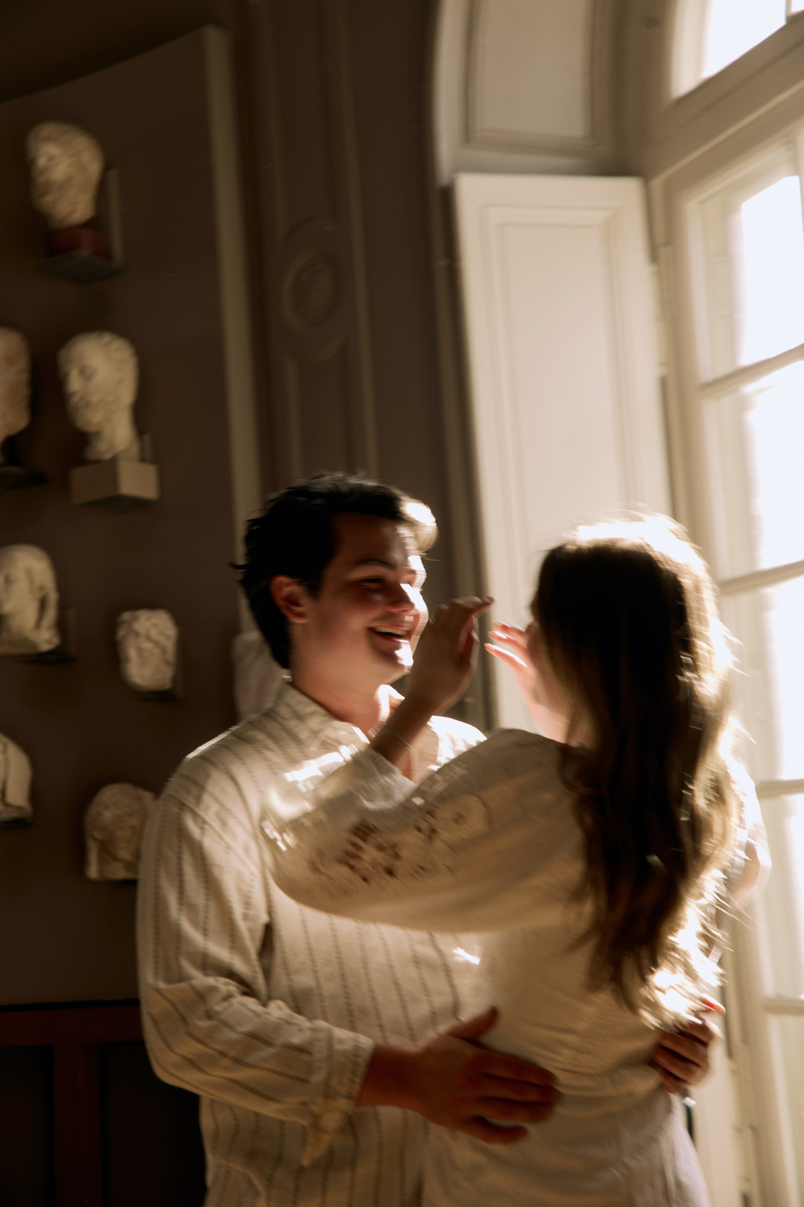 Hannah & Drew museum engagement. Photographer in Paris