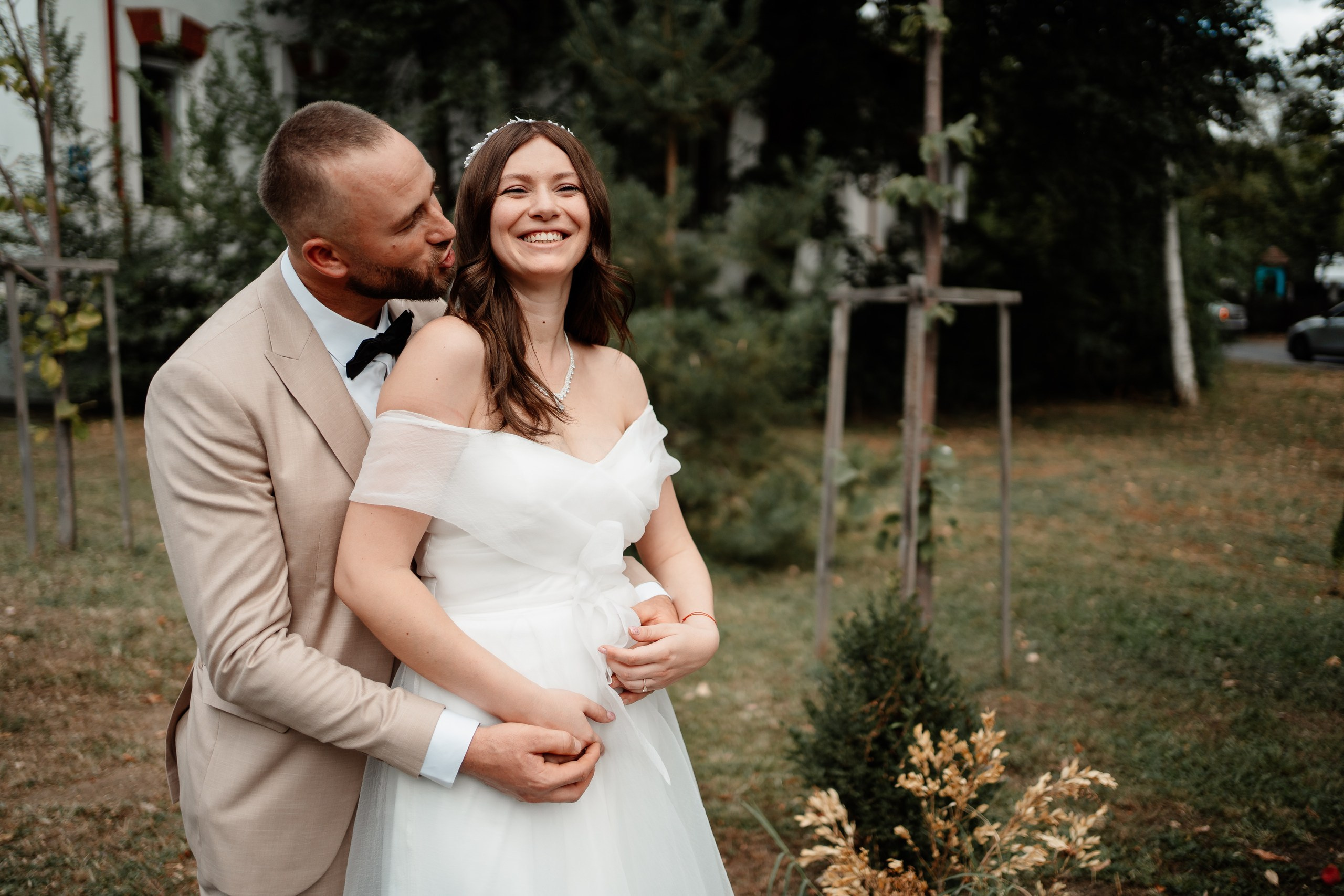 Miri fericiți în fața oficiului stării civile din Bucuresti, Sector 1, celebrând începutul unei noi vieți împreună. Fotografie de cununie civilă, capturând naturalețea și bucuria momentului special.