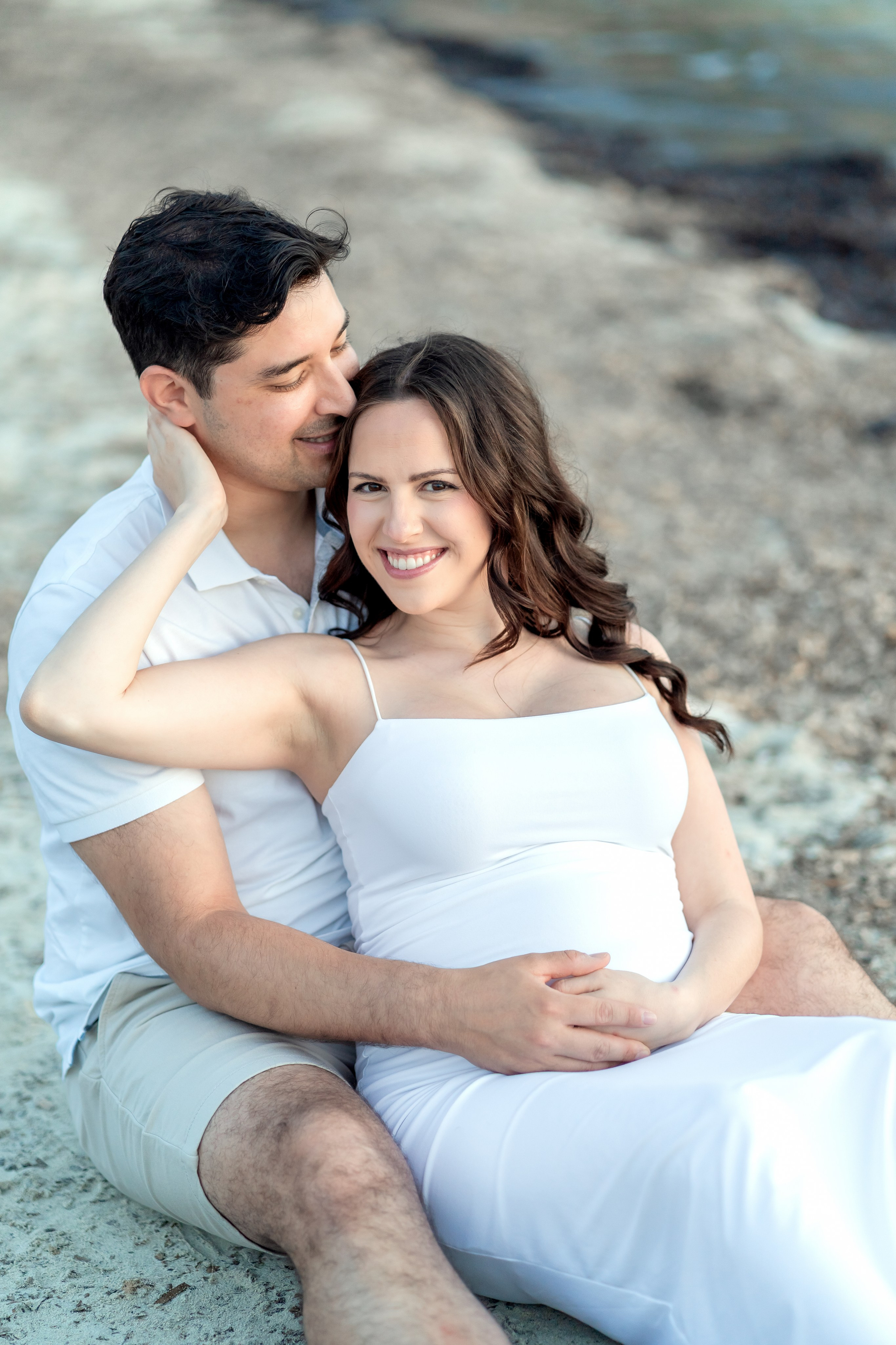 Maternity Photoshoot by the Sea in Mallorca – Natural & Timeless Moments. Deine Fotografin auf Mallorca für Familien und Business