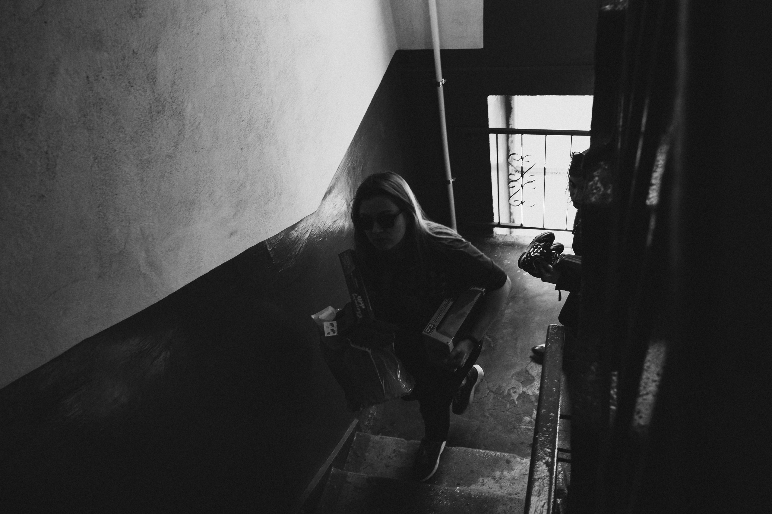 чёрно-белая социальная документальная фотография лестница девушка поднимается несет пакет Фотограф в Ирландии