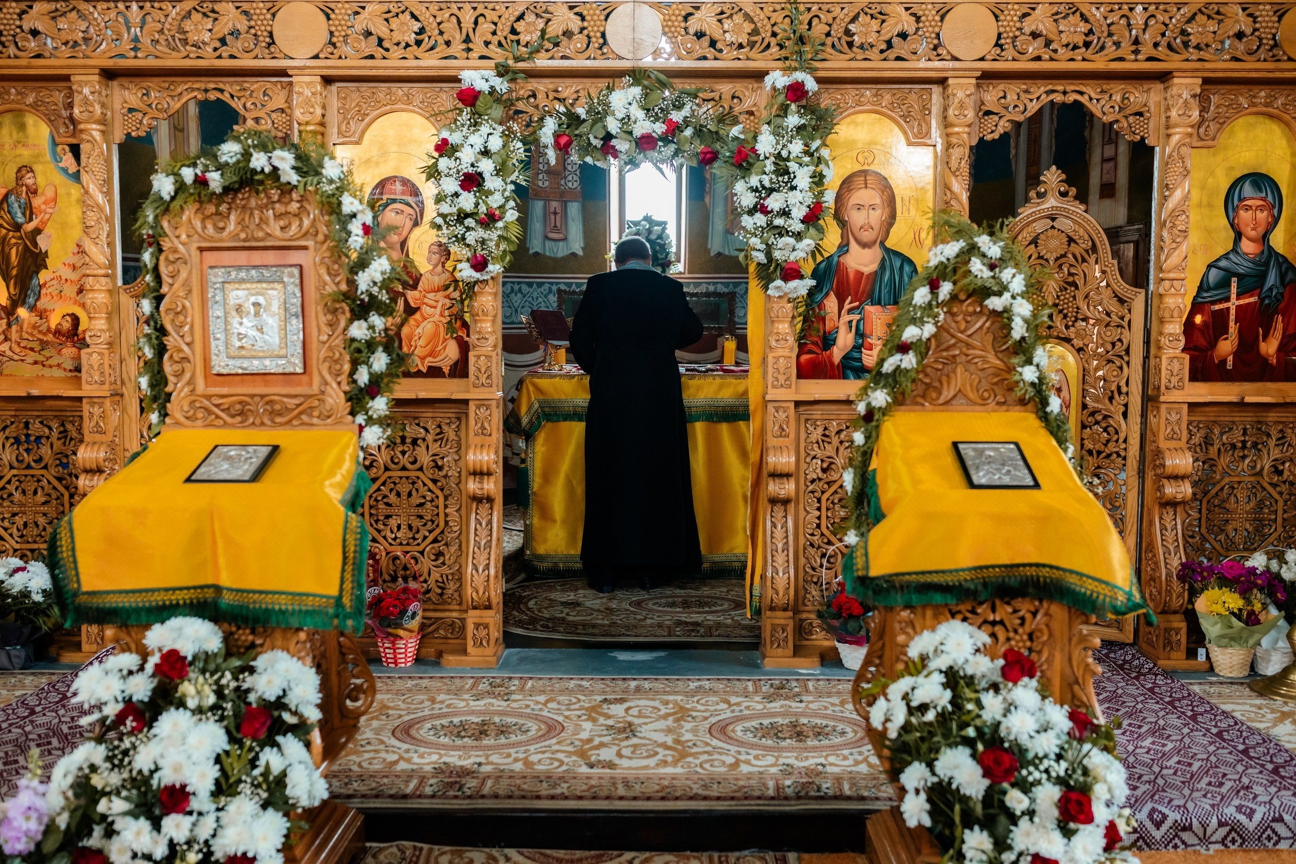 fotograf botez , fotografie botez Botoșani, fotograf Alin Chirilă, amintiri botez, fotografii botez, botez Miruna Parascheva, fotograf copii, fotografie botez în Botoșani-alt="botez , fotografie botez Alin Chirilă, amintiri botez, fotografii emoționante botez Botoșani"-- fotografii-botez-bebelus- amintiri-botez-micuț- moment-sfânt-crestinare- fotografie-emotionanta-botez- detalii-botez-bebelusi- parinti-fericiti-la-botez- fotograf-botez-profesionist- botez-in-biserica-ortodoxa- micuț-botezat-cu-emoție- zâmbete-și-lacrimi-la-botez- bebeluș-la-cristelniță- decor-botez-colorat- botez-cu-dragoste-și-credință- emotie-pura-la-botez- fotograf-botez-botosani- botez-iasi-suceava-fotograf- amintiri-nepretuite-botez-- Preotul ținându-l pe micuțul Mathias Gabriel la botez, în biserica Înălțarea Domnului, Copălău  - Detalii de la botezul lui Mathias – lumânare, trusou și icoană  - Familia lui Mathias Gabriel alături de micuț, în ziua botezului  - Portret emoționant cu mama și bebelușul în brațe, în biserică,fotograf profesionist evenimente Botoșani, Iași, Suceava, Fălticeni, Bacău, Pașcani, Roman - AlinoFotoStudio by Alin Chirilă - servicii foto nuntă, botez, cununie, ședințe foto creative, albume personalizate, fotografii emoționante și calitative pentru cele mai importante momente din viață,fotograf nuntă Botoșani Alin Chirilă,  ședință foto botez Iași - AlinoFotoStudio,  servicii fotograf profesionist evenimente Suceava,  fotograf cununie civilă Fălticeni - Alin Chirilă,  album foto nuntă personalizat Bacău.“Bebeluș botezat în biserică, ținut în brațe de nași”	•	“Detaliu cu lumânarea de botez decorată cu flori albe”	•	“Părinți emoționați alături de copilul lor la ceremonia de botez”	•	“Masa festivă de botez cu decor tematic și tort personalizat”	•	“Momentul în care preotul toarnă apă sfințită pe fruntea bebelușului”	“Bebeluș în rochie albă de botez, zâmbind în brațele mamei”	•	“Detaliu cu cruciulița de botez așezată pe o pernă de satin”	•	“Părinți și nași aprinzând lumânările în timpul ceremoniei de botez”	•	“Tort de botez decorat cu figurine tematice și numele copilului”	•	“Copil botezat dormind liniștit în pătuțul decorat festiv”	•	“Momentul în care preotul binecuvântează copilul în fața altarului”	•	“Invitați adunându-se în jurul mesei festive la petrecerea de botez”	•	“Bebeluș ținând în mână o jucărie personalizată primită la botez”	•	“Familie fericită pozând împreună după ceremonia de botez”	•	“Decor tematic cu baloane și flori la locația petrecerii de botez” fotograf Botoșani fotograf evenimente fotograf botez Alin Chirila fotograf alinofotostudio.fotograf botez Amelis Maria, fotografie botez Botoșani, fotograf Alin Chirilă, amintiri botez, fotografii botez, botez Amelis Maria, fotograf copii, fotografie botez în Botoșani,