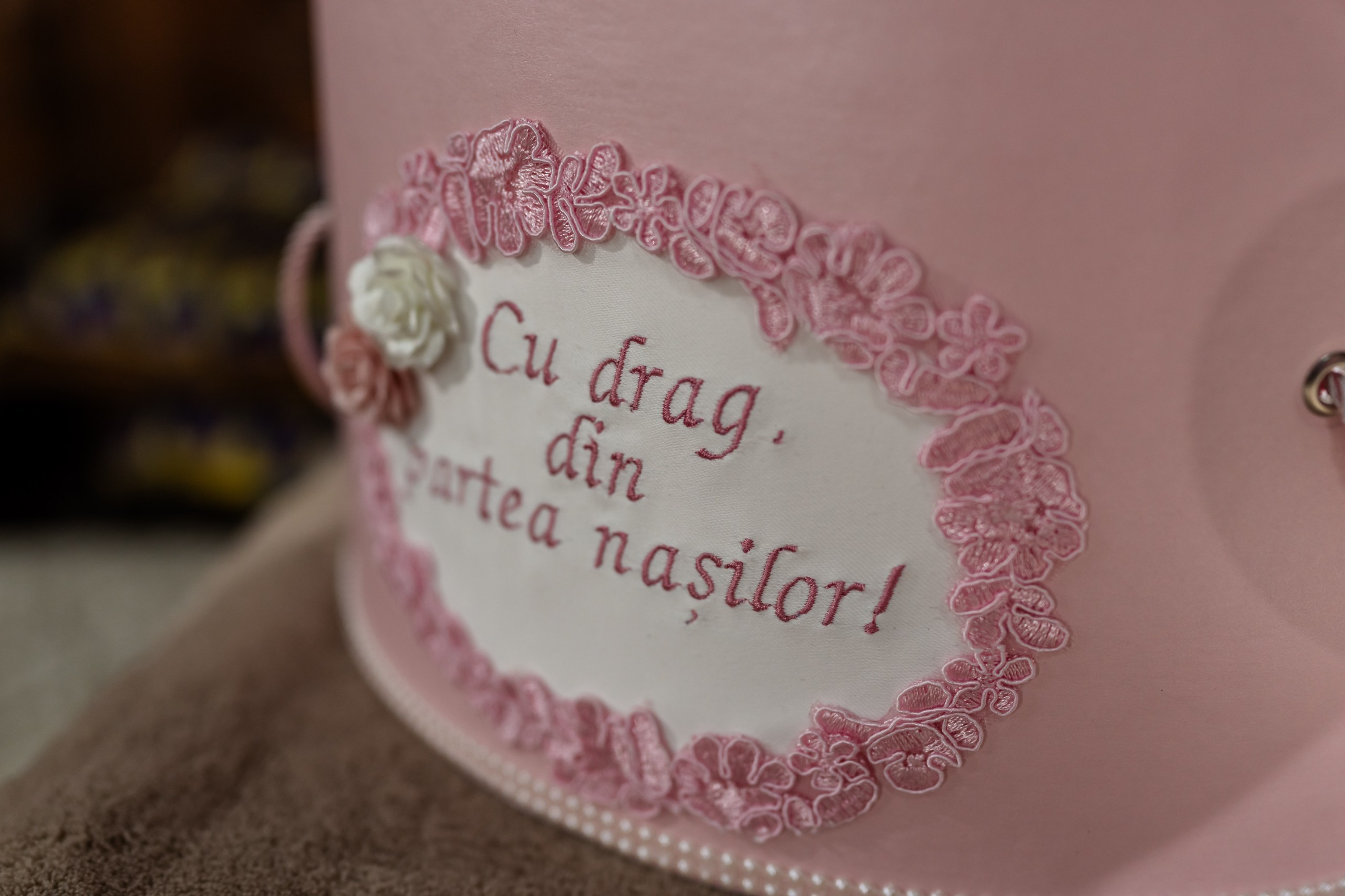 fotograf botez , fotografie botez Botoșani, fotograf Alin Chirilă, amintiri botez, fotografii botez, botez Miruna Parascheva, fotograf copii, fotografie botez în Botoșani-alt="botez , fotografie botez Alin Chirilă, amintiri botez, fotografii emoționante botez Botoșani"-- fotografii-botez-bebelus- amintiri-botez-micuț- moment-sfânt-crestinare- fotografie-emotionanta-botez- detalii-botez-bebelusi- parinti-fericiti-la-botez- fotograf-botez-profesionist- botez-in-biserica-ortodoxa- micuț-botezat-cu-emoție- zâmbete-și-lacrimi-la-botez- bebeluș-la-cristelniță- decor-botez-colorat- botez-cu-dragoste-și-credință- emotie-pura-la-botez- fotograf-botez-botosani- botez-iasi-suceava-fotograf- amintiri-nepretuite-botez-- Preotul ținându-l pe micuțul Mathias Gabriel la botez, în biserica Înălțarea Domnului, Copălău  - Detalii de la botezul lui Mathias – lumânare, trusou și icoană  - Familia lui Mathias Gabriel alături de micuț, în ziua botezului  - Portret emoționant cu mama și bebelușul în brațe, în biserică,fotograf profesionist evenimente Botoșani, Iași, Suceava, Fălticeni, Bacău, Pașcani, Roman - AlinoFotoStudio by Alin Chirilă - servicii foto nuntă, botez, cununie, ședințe foto creative, albume personalizate, fotografii emoționante și calitative pentru cele mai importante momente din viață,fotograf nuntă Botoșani Alin Chirilă,  ședință foto botez Iași - AlinoFotoStudio,  servicii fotograf profesionist evenimente Suceava,  fotograf cununie civilă Fălticeni - Alin Chirilă,  album foto nuntă personalizat Bacău.“Bebeluș botezat în biserică, ținut în brațe de nași”	•	“Detaliu cu lumânarea de botez decorată cu flori albe”	•	“Părinți emoționați alături de copilul lor la ceremonia de botez”	•	“Masa festivă de botez cu decor tematic și tort personalizat”	•	“Momentul în care preotul toarnă apă sfințită pe fruntea bebelușului”	“Bebeluș în rochie albă de botez, zâmbind în brațele mamei”	•	“Detaliu cu cruciulița de botez așezată pe o pernă de satin”	•	“Părinți și nași aprinzând lumânările în timpul ceremoniei de botez”	•	“Tort de botez decorat cu figurine tematice și numele copilului”	•	“Copil botezat dormind liniștit în pătuțul decorat festiv”	•	“Momentul în care preotul binecuvântează copilul în fața altarului”	•	“Invitați adunându-se în jurul mesei festive la petrecerea de botez”	•	“Bebeluș ținând în mână o jucărie personalizată primită la botez”	•	“Familie fericită pozând împreună după ceremonia de botez”	•	“Decor tematic cu baloane și flori la locația petrecerii de botez” fotograf Botoșani fotograf evenimente fotograf botez Alin Chirila fotograf alinofotostudio.fotograf botez Amelis Maria, fotografie botez Botoșani, fotograf Alin Chirilă, amintiri botez, fotografii botez, botez Amelis Maria, fotograf copii, fotografie botez în Botoșani,