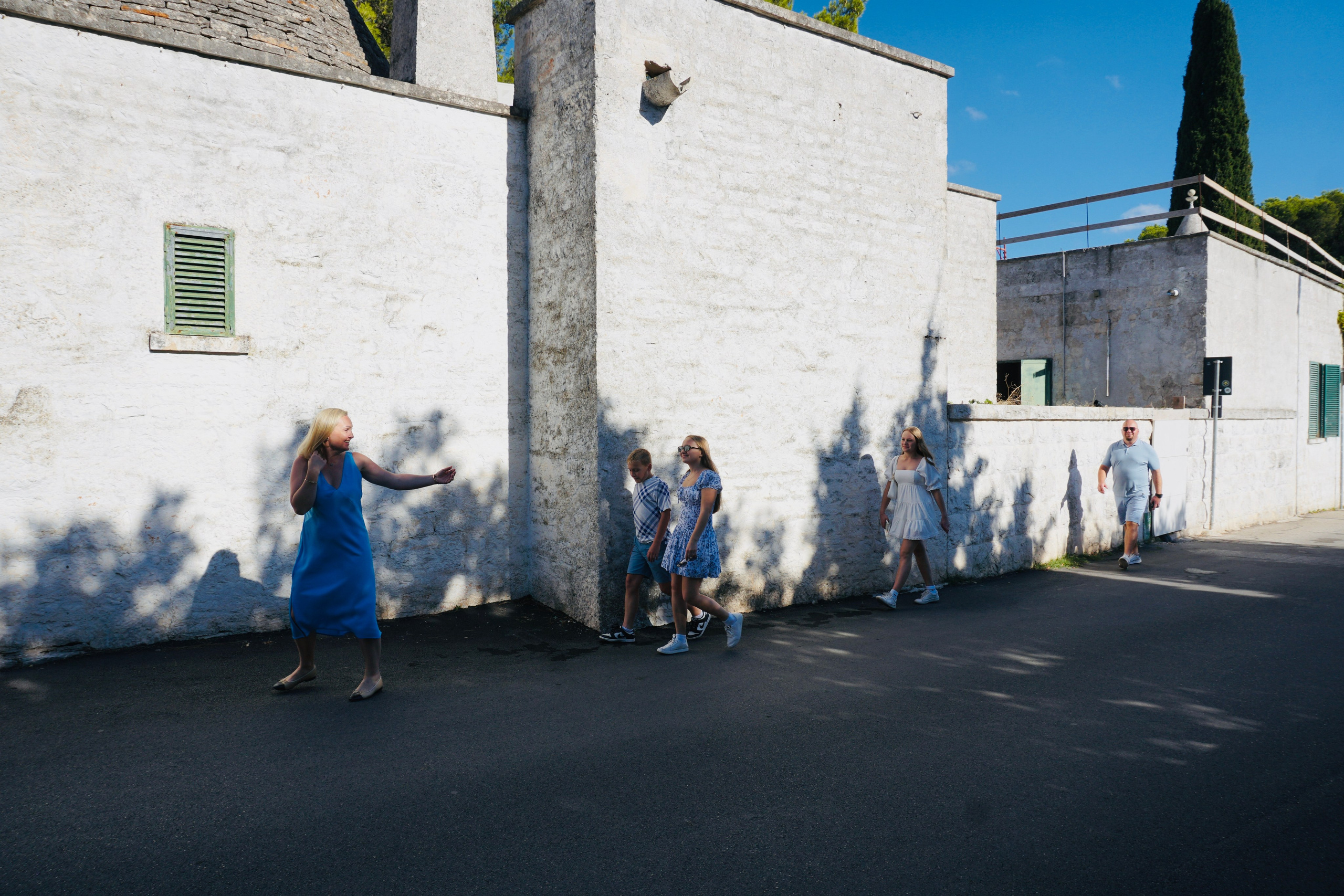 Passeggiata ad Alberobello con turisti americani felici. Videografa e Fotografa in Italia Sokhova Albina