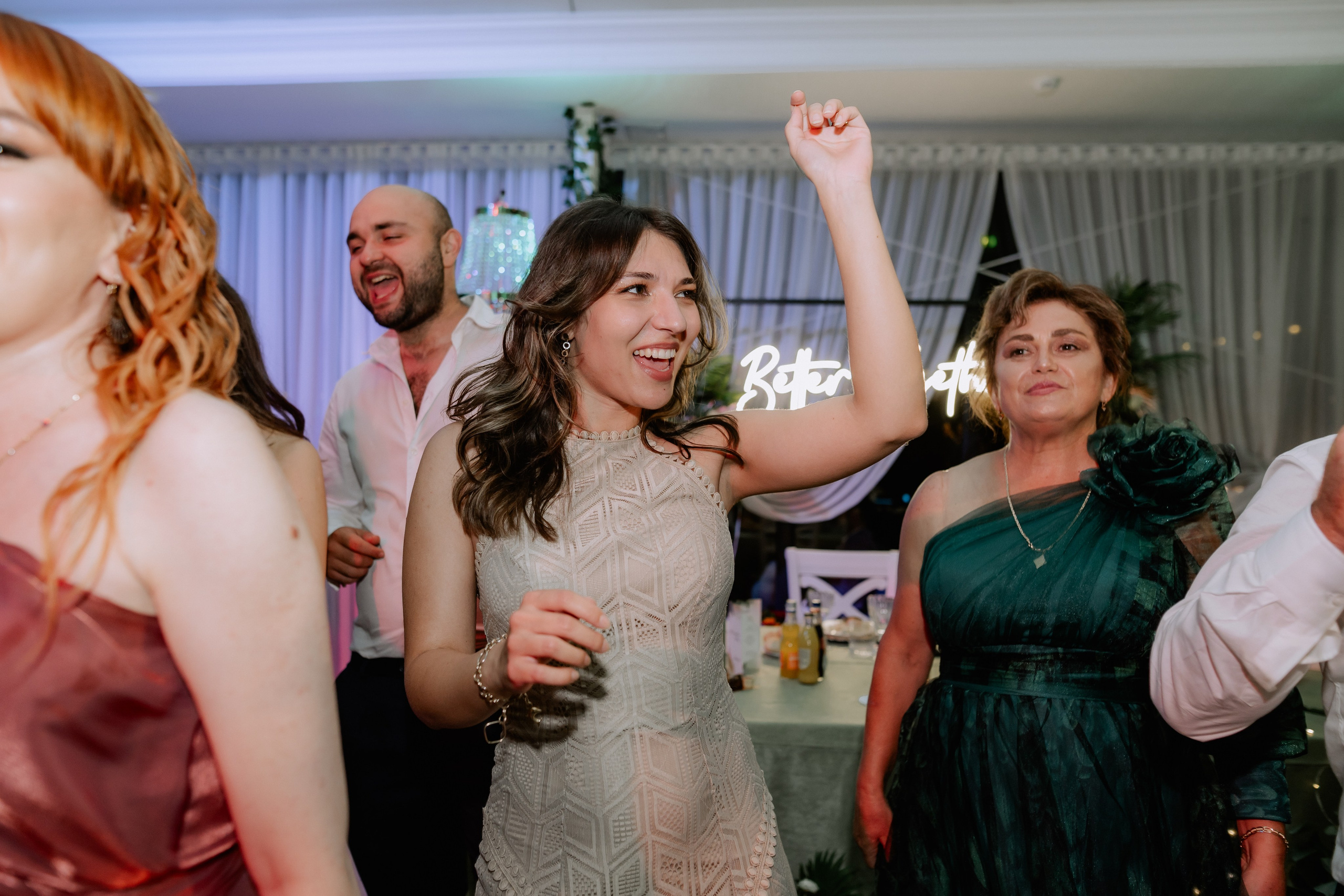 Cununie civila in aer liber , artificii de zi colorate , decor nunta , nunta la Hotel Traian. Proud Vision Weddings | Wedding Photography & Film — Servicii profesionale Foto Video Nunta Iasi