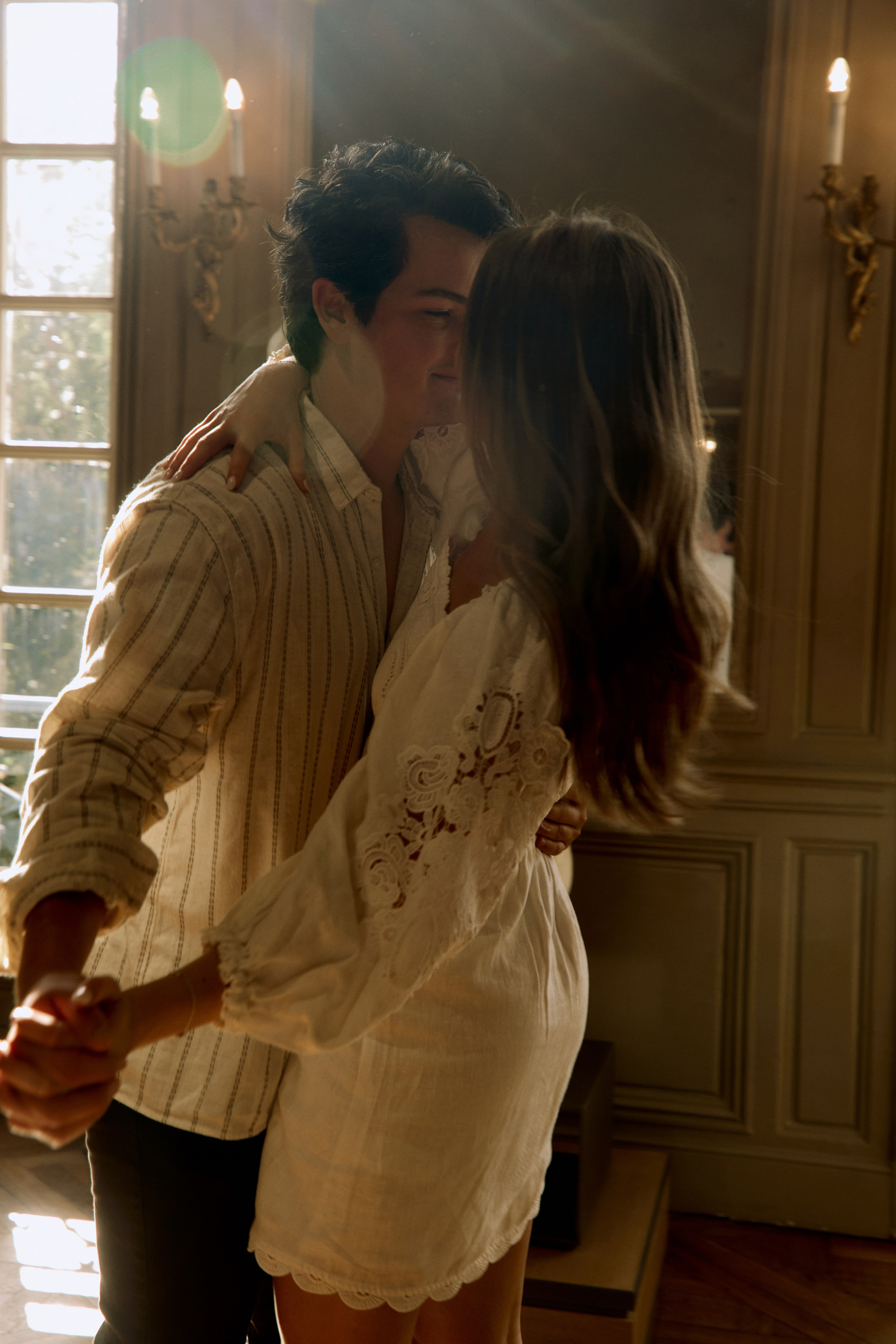 Hannah & Drew museum engagement. Photographer in Paris