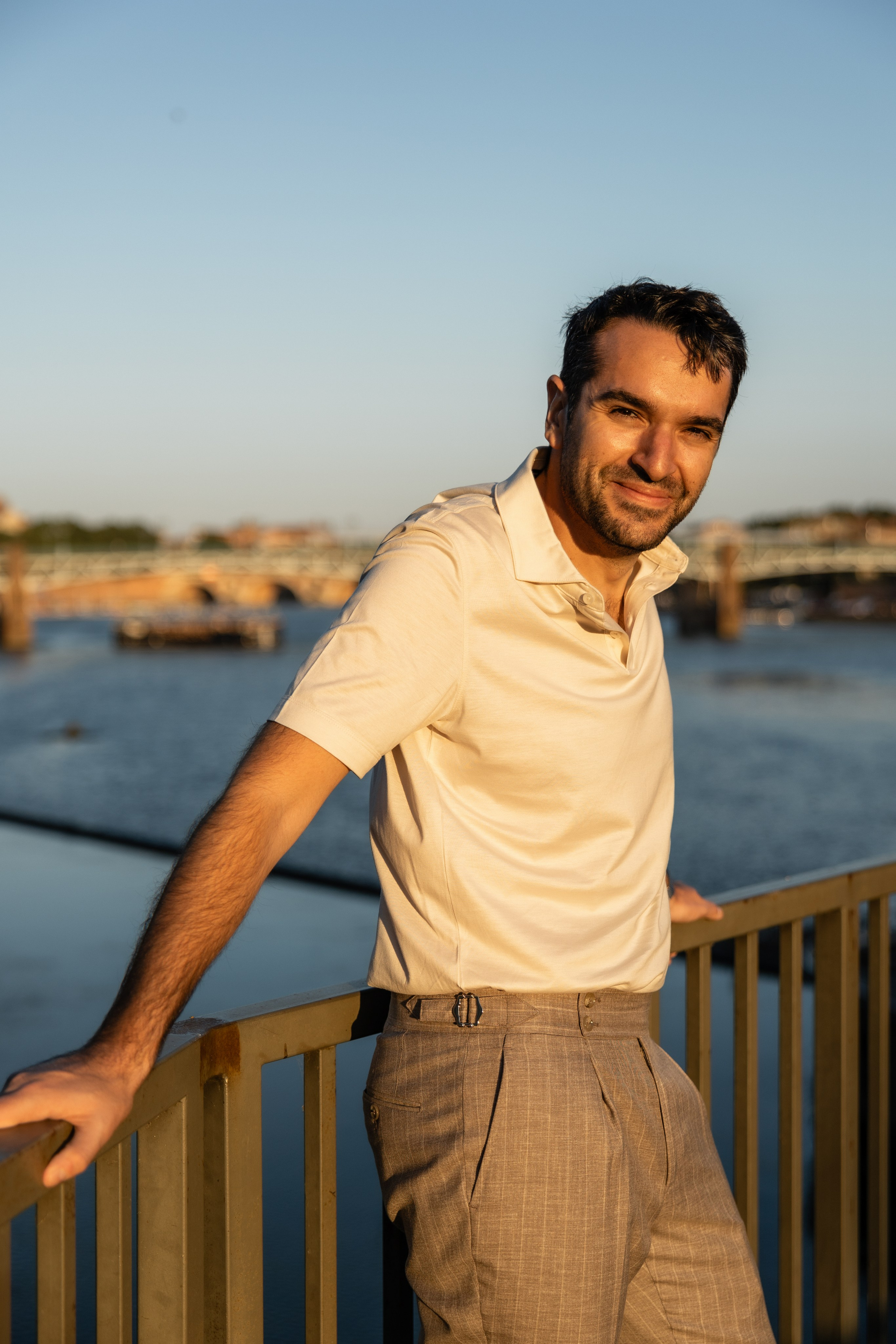 Séance fiançailles au bord de la Garonne: Un voyage romantique à Toulouse. Eugénie Smirnova — Photographe à Toulouse et dans le Sud-Ouest