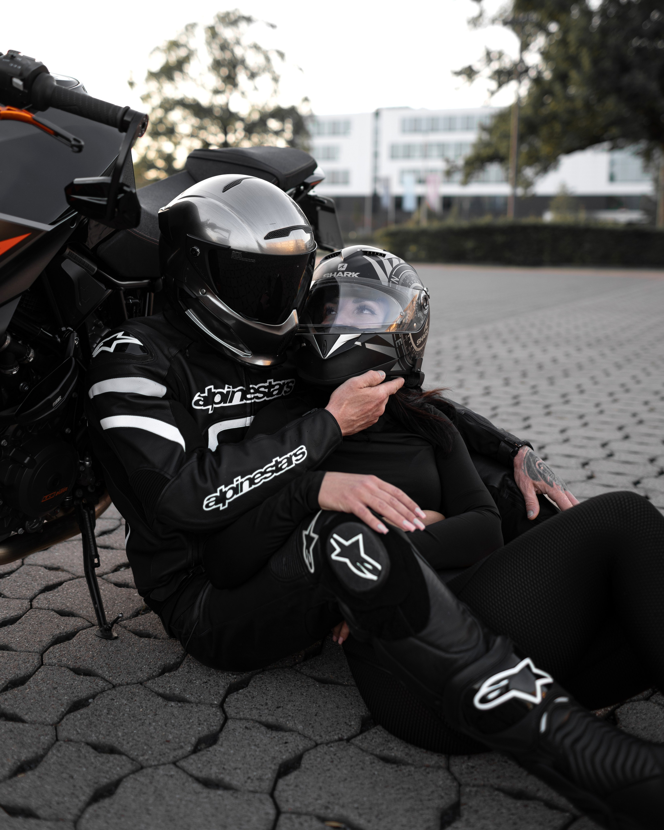 Emotionale Aufnahme von Alena und Artur in Motorradkleidung – starke Verbundenheit