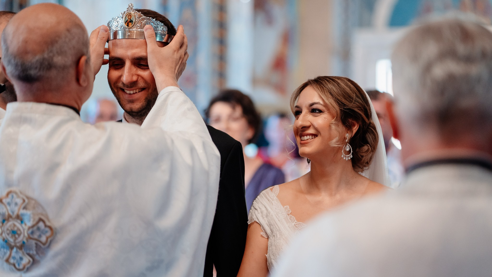 Moment emoționant între miri în ziua nunții, surprins într-un cadru natural și romantic, la Conacul din Livada. Fotografie de nuntă profesională, editată artistic pentru a evidenția emoția și eleganța evenimentului.