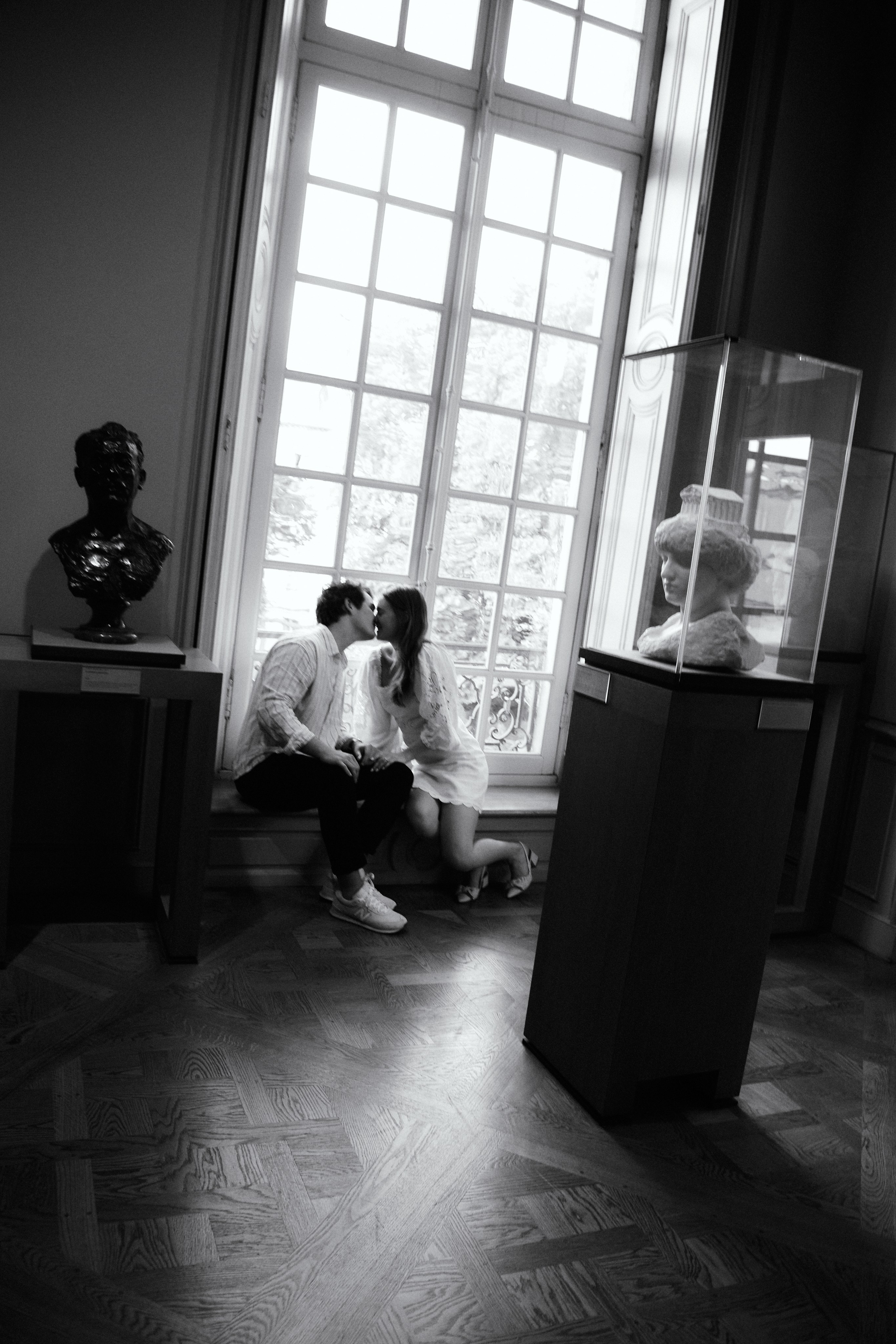 Hannah & Drew museum engagement. Photographer in Paris