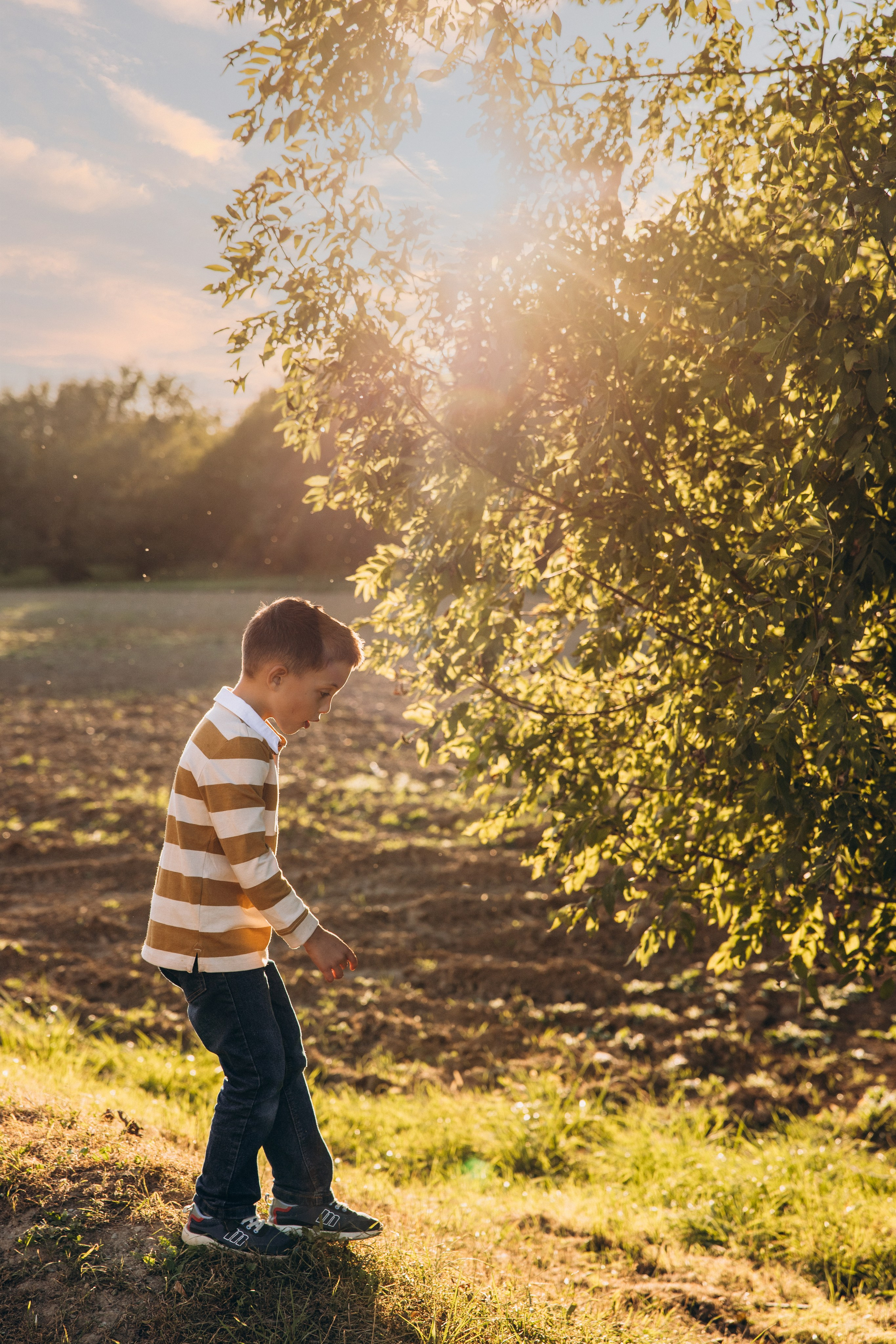 Autumn mother-son family photoshoot in Toulouse. Eugenie Smirnova — wedding, corporate and lifestyle photographer in Toulouse and Southwest France