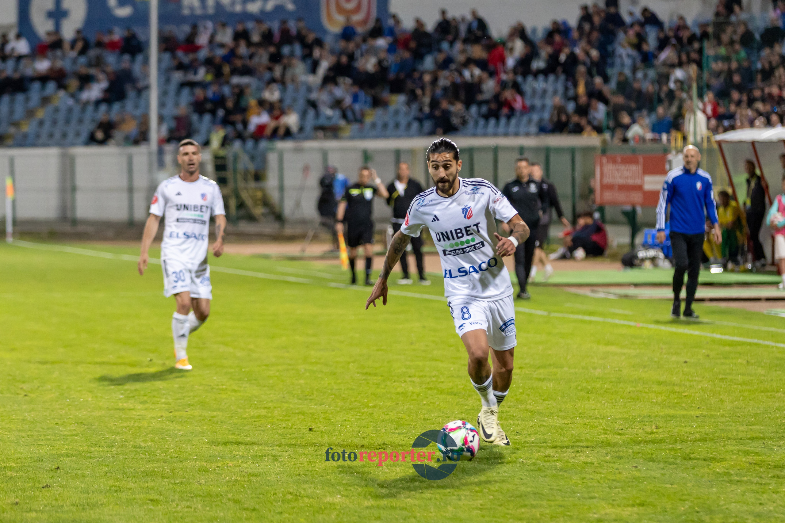 Galerie Foto: FC Botoșani vs. CS Mioveni - Pe 17 mai 2024, am fost martorii unei partide incredibile între FC Botoșani și CS Mioveni, în prima manșă a barajului pentru evitarea retrogradării. În fața unui stadion plin de emoție și speranță, echipa noastră a obținut o victorie importantă, cu un gol marcat de Aldair în minutul 93. 💪 *FC Botoșani 1-0 CS Mioveni*⚽️ Urmăriți momentele cheie ale meciului și bucuria suporterilor în această galerie foto! Pregătiți-vă pentru meciul de retur de pe 24 mai, când vom lupta din nou pentru a rămâne în prima ligă.#FCBotoșani #CSMioveni #BarajRetrogradare #ForzaBotoșani 