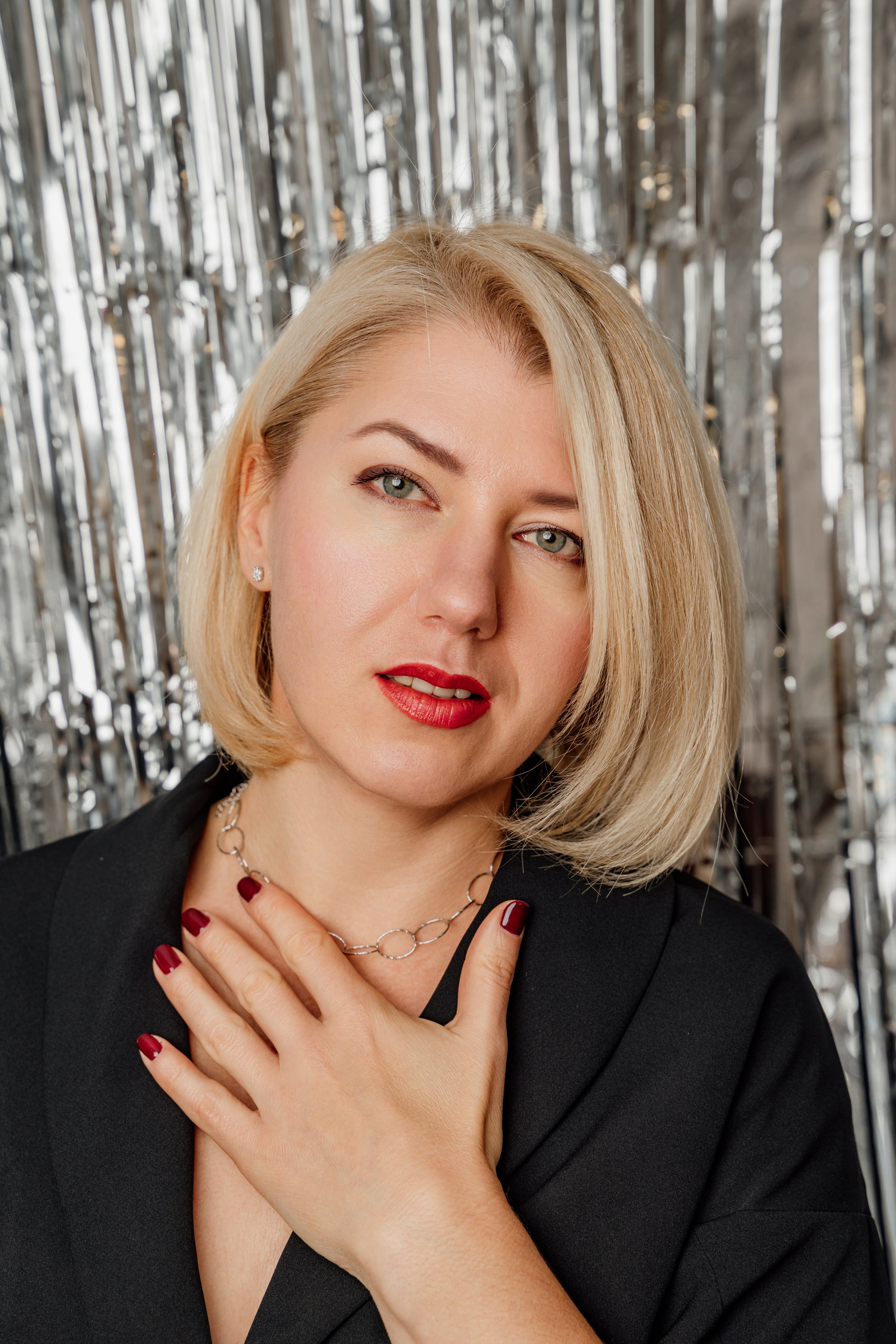 Christmas photo shoot in London, Christmas photo shoot without a Christmas tree, Christmas photo shoot without a Christmas tree, photo shoot with glittery tinsel