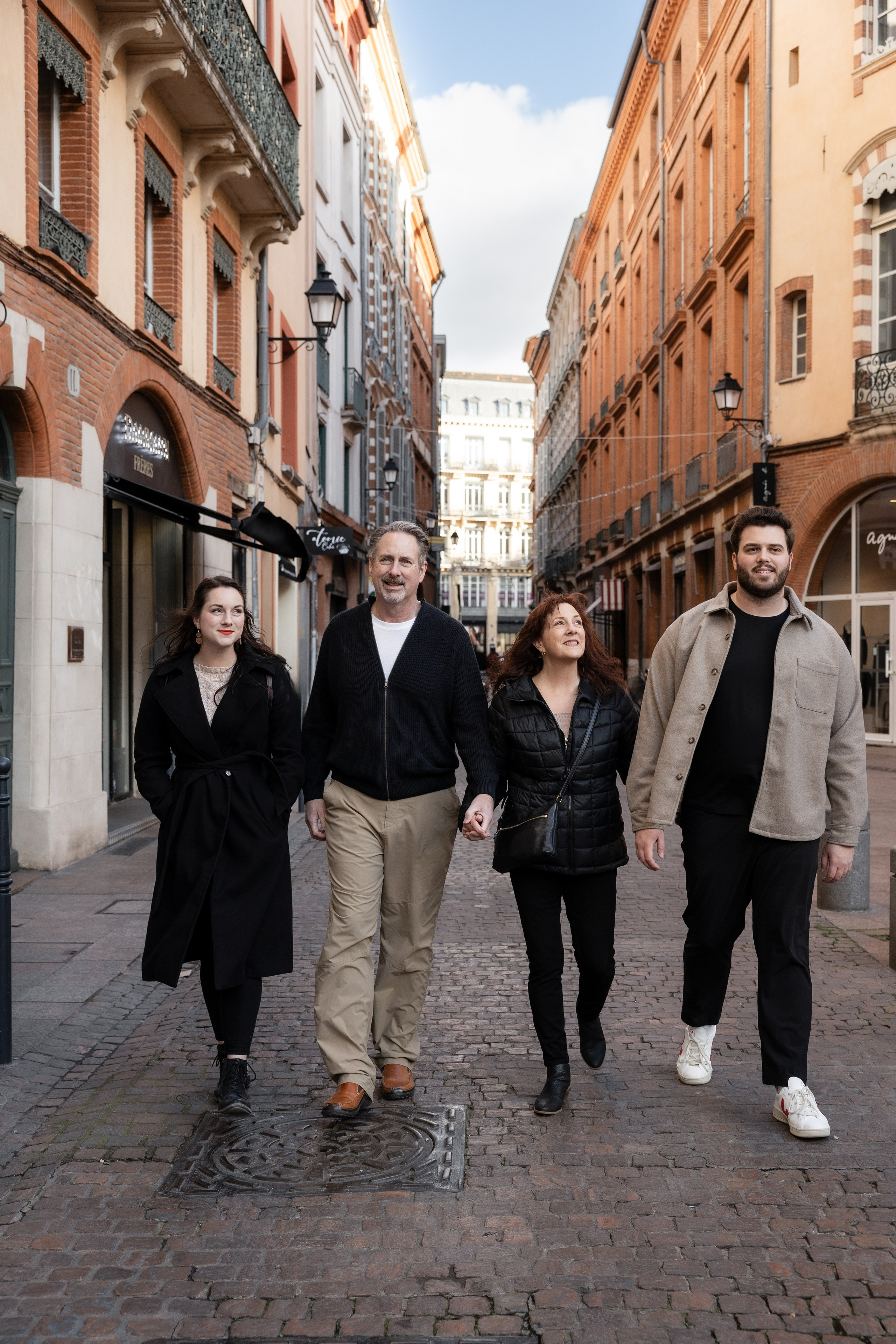 Séance photo de famille dans le centre-ville de Toulouse pour Cara’s Family. Eugénie Smirnova — Photographe à Toulouse et dans le Sud-Ouest