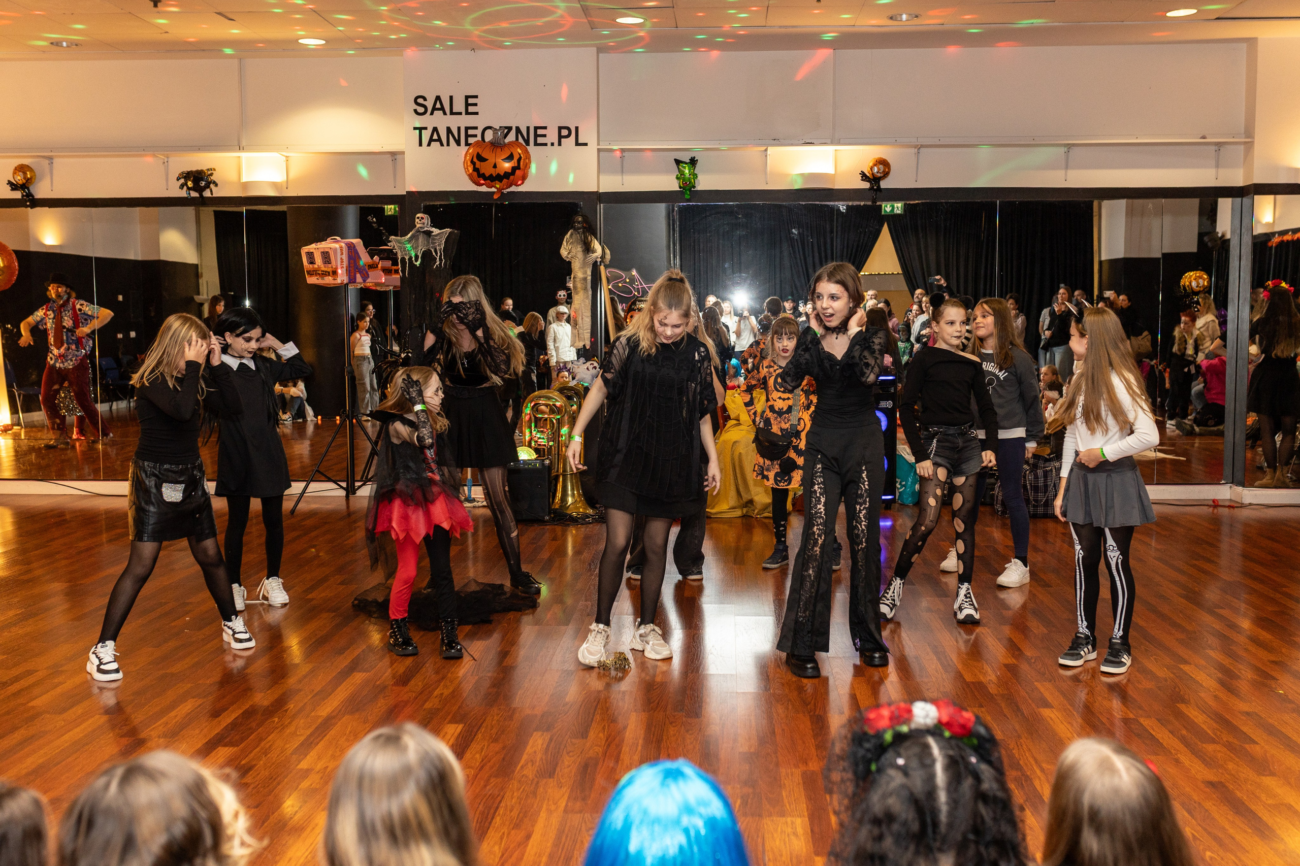 Leo dance studio Helloween 2025. Семейный и детский фотограф в Варшаве Мила Бобровская