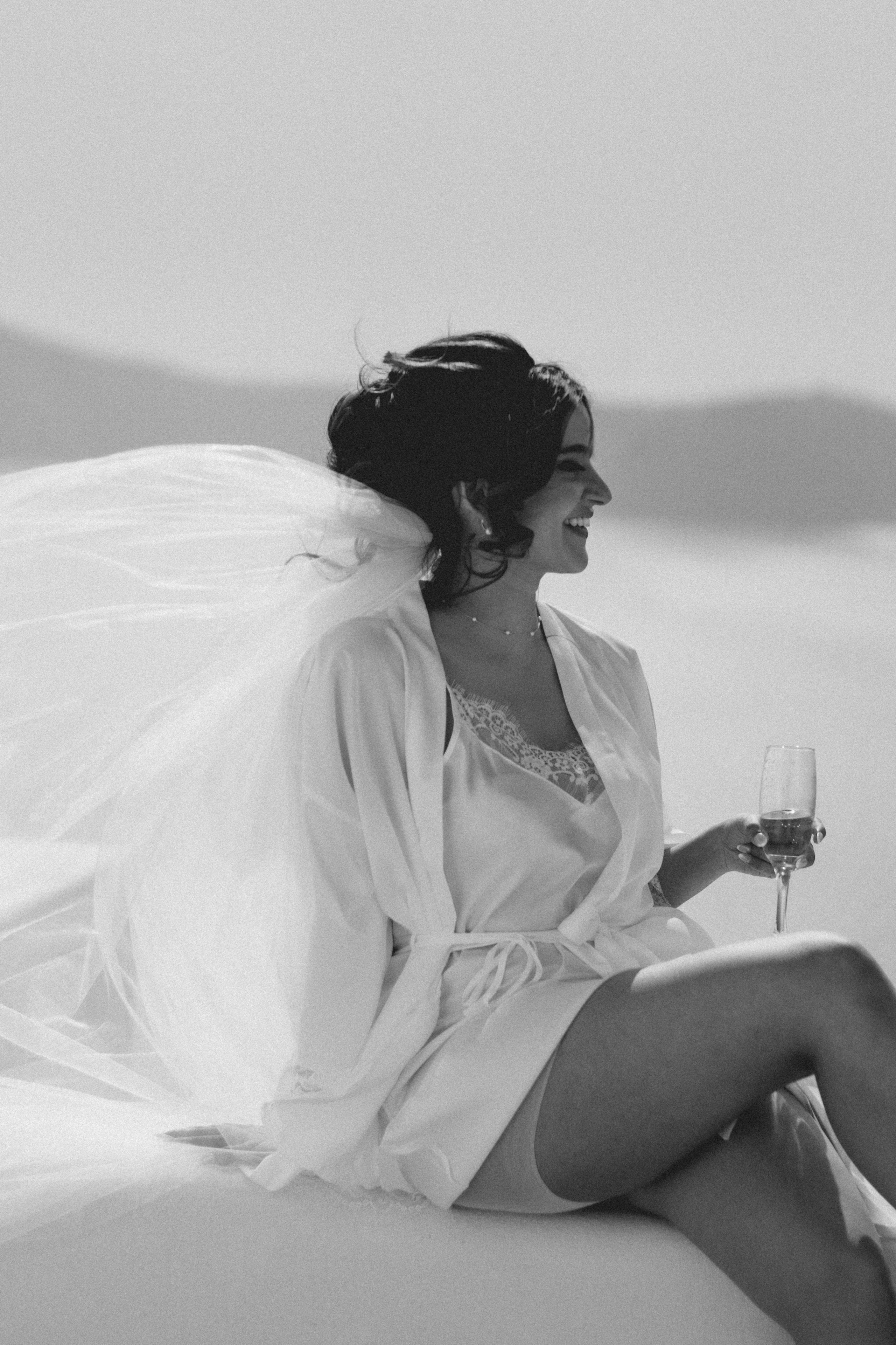 Fahid and Seher in Santorini. Photographer in Greece Kristina