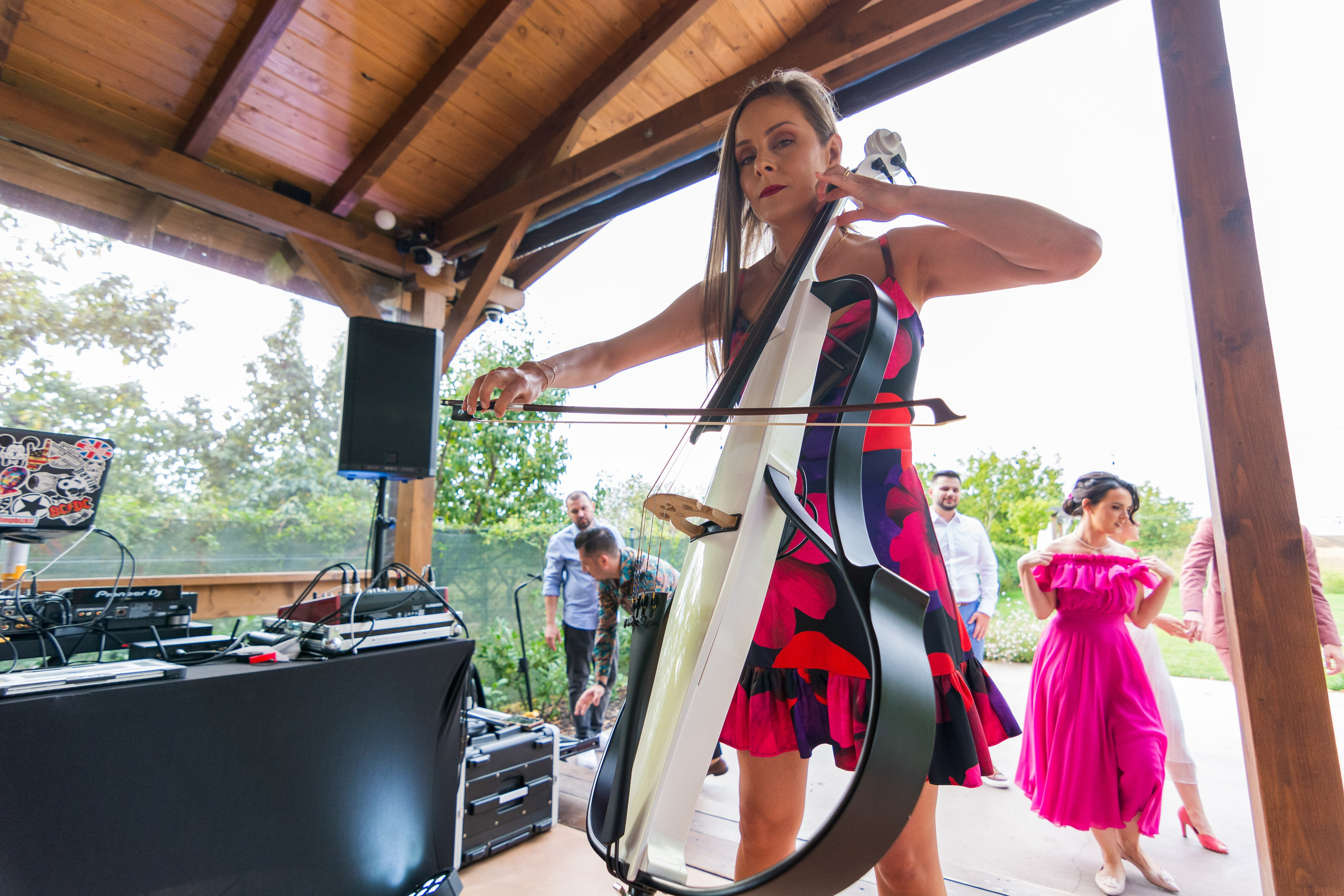 Cât ne costă nunta? Ghid complet pentru viitori miri, cost nunta, ce cheltuieli avem la nunta, cat costa dj, cat costa buchetul de mireasa, cost buchet nasa, cost formatie, cost band, cost saxofon, cost fotograf nunta, cost videograf nunta, cost salon de nunta