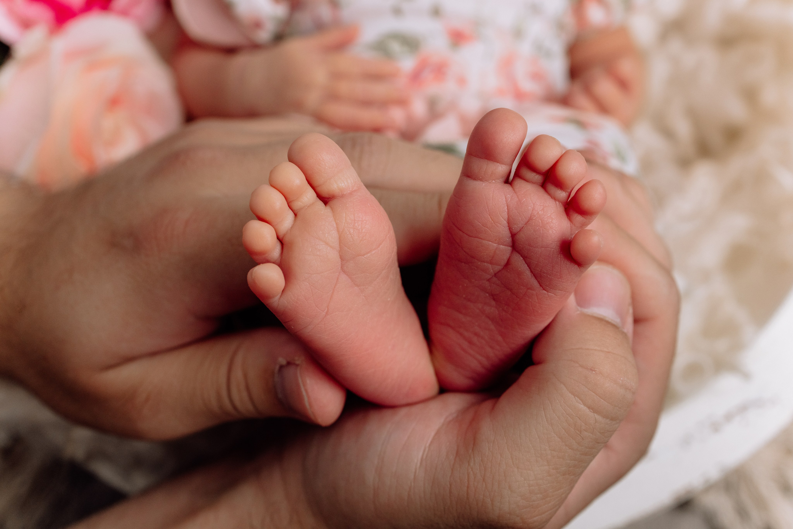 Zwei kleine Prinzessinnen mit Mama und Papa - Familienshooting zuhause. Hochzeitsfotograf München Taufe Familienfotograf Tanja Mauke
