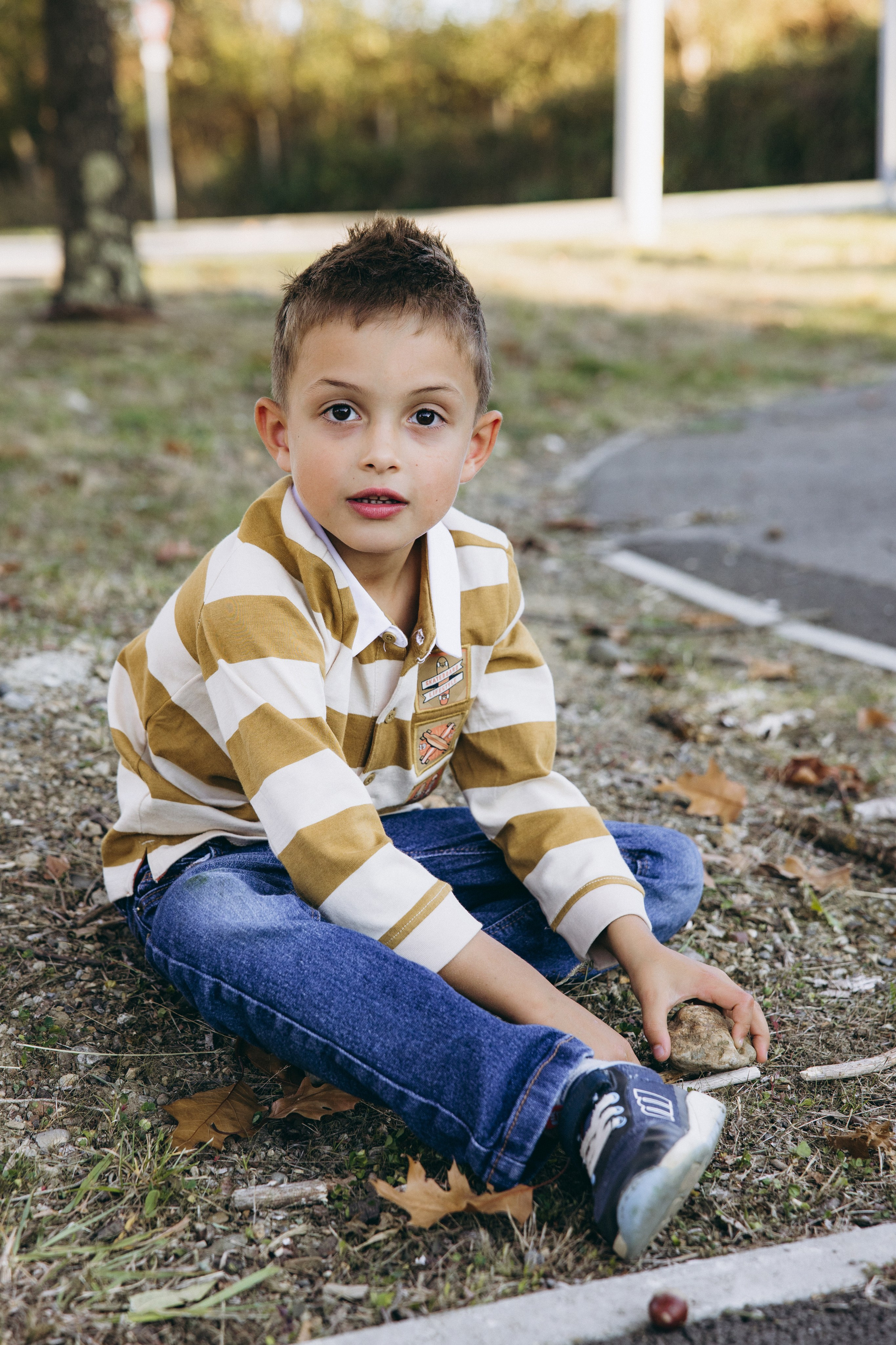Autumn mother-son family photoshoot in Toulouse. Eugenie Smirnova — wedding, corporate and lifestyle photographer in Toulouse and Southwest France