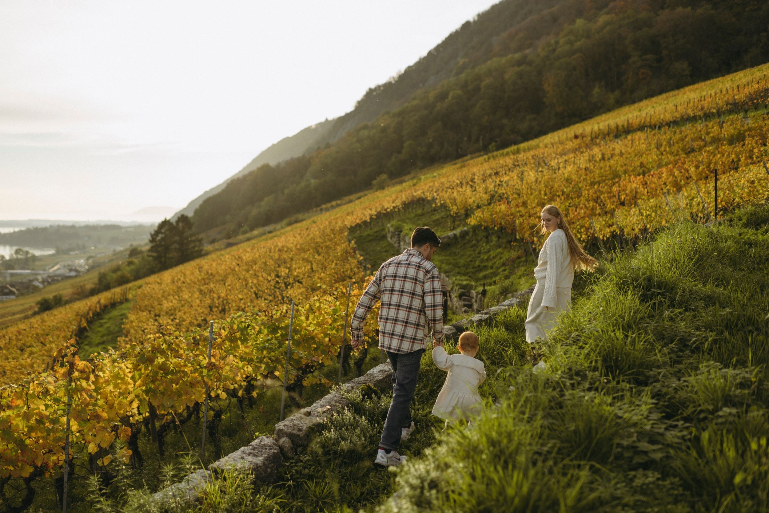 Polina Sobol — family & documentary photographer in Bern. Outdoor & urban photo sessions for families, kids and couples