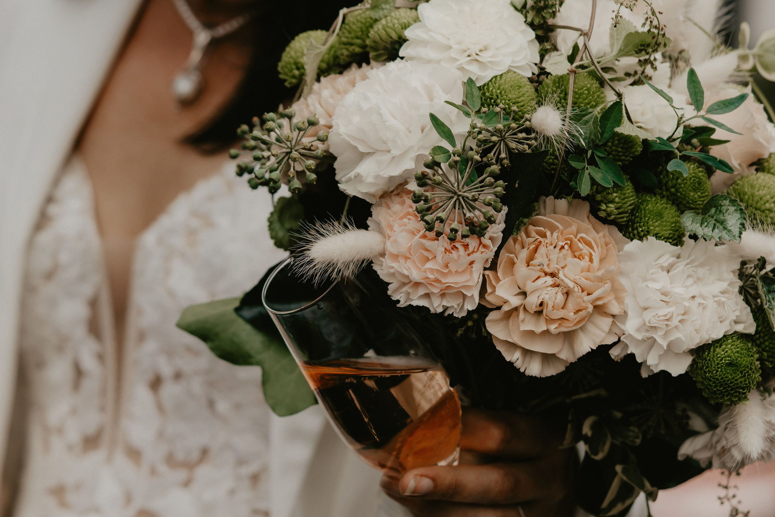 Zarter Blumenstrauß in sanften Tönen, der die Schönheit und Eleganz des Hochzeitstages unterstreicht.