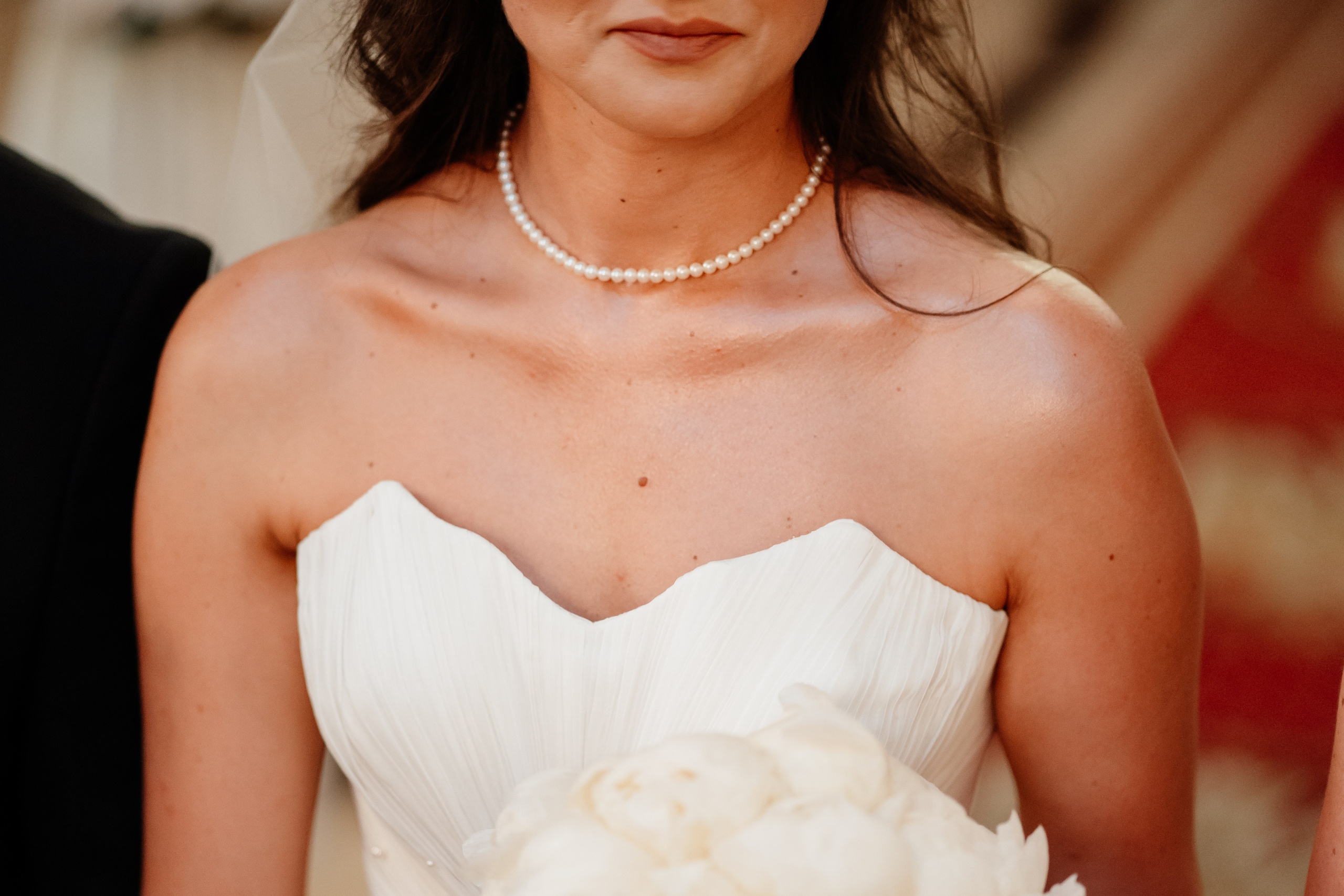 Moment emoționant între miri în ziua nunții, surprins într-un cadru natural și romantic, la Bokka Buftea. Fotografie de nuntă profesională, editată artistic pentru a evidenția emoția și eleganța evenimentului.