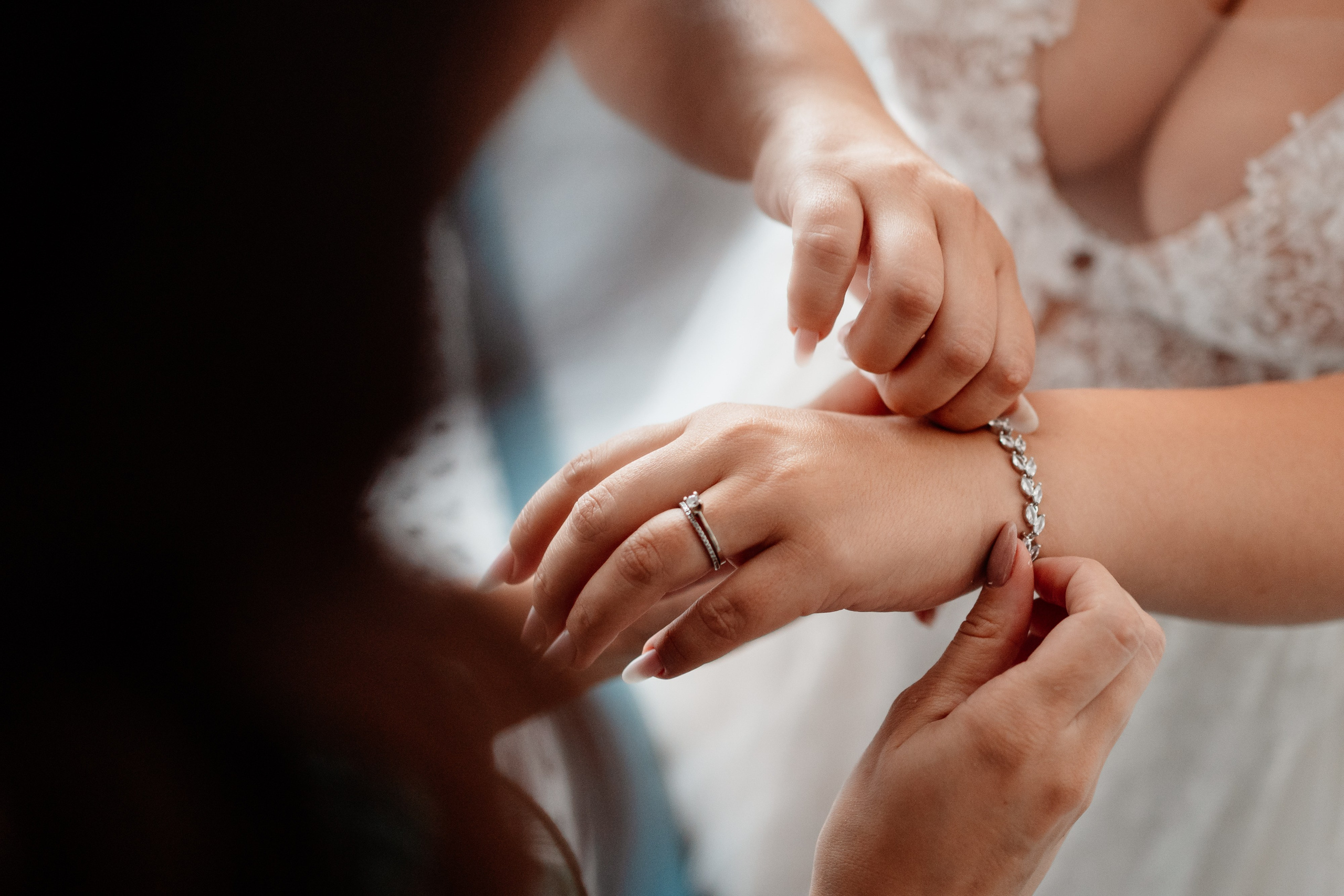 Moment emoționant între miri în ziua nunții, surprins într-un cadru natural și romantic, la Daimon Events. Fotografie de nuntă profesională, editată artistic pentru a evidenția emoția și eleganța evenimentului.