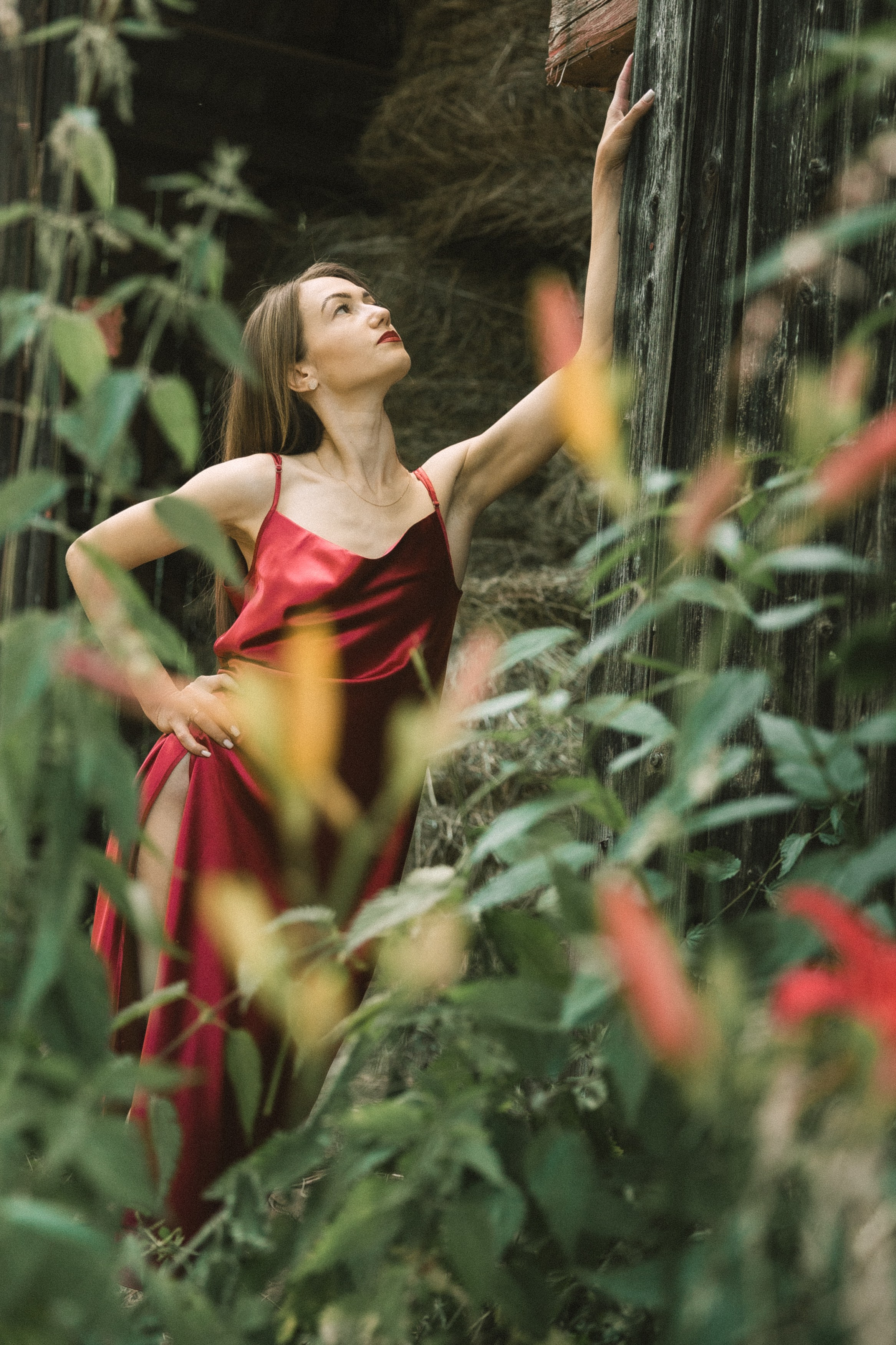 Portrétní focení u řeky — žena v červených šatech. Lifestyle a rodinná fotografka v Pisku Oxana Telupilova