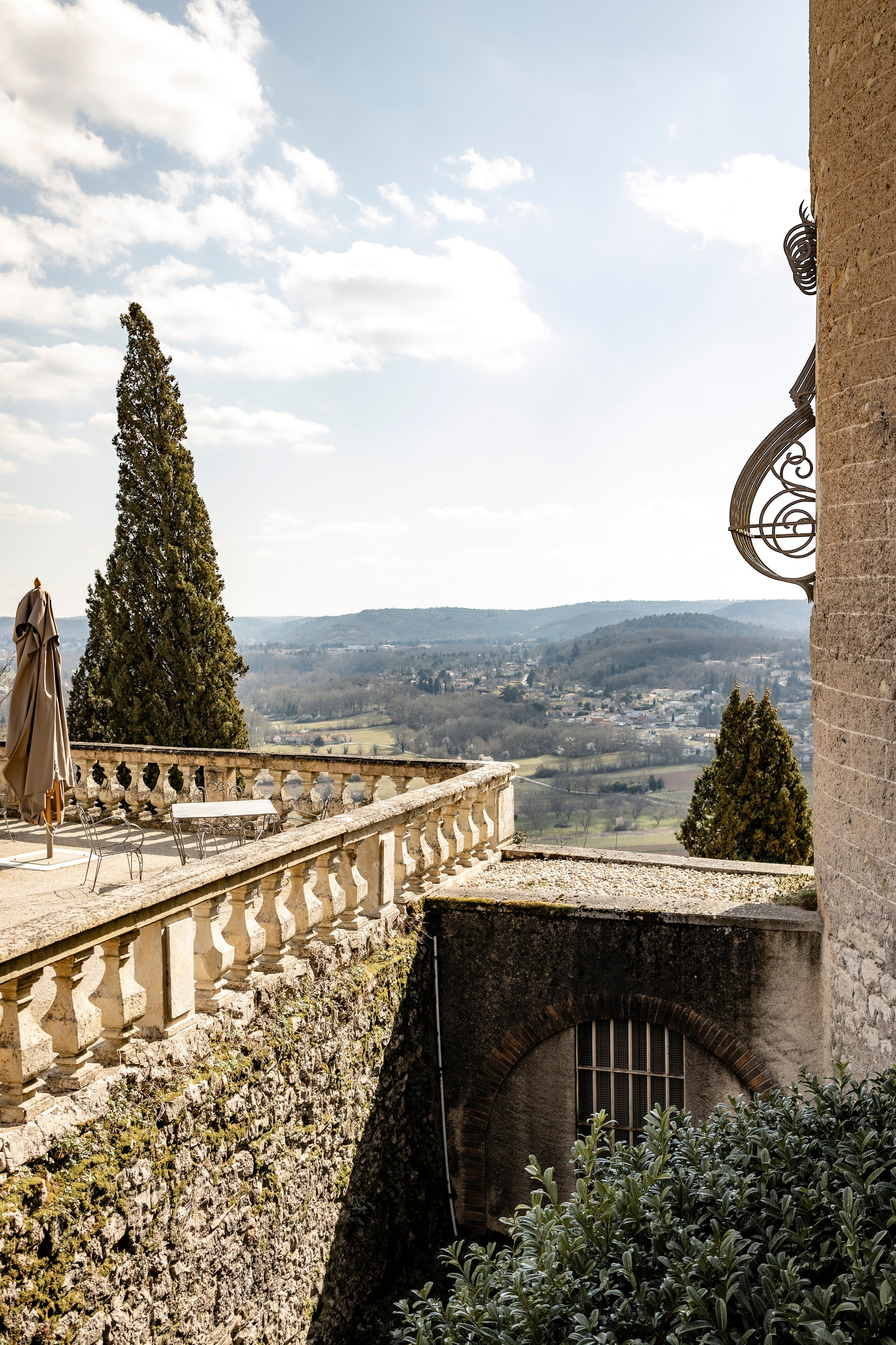 Château de Mercuès perfect for elopements. Eugenie Smirnova — wedding, corporate and lifestyle photographer in Toulouse and Southwest France