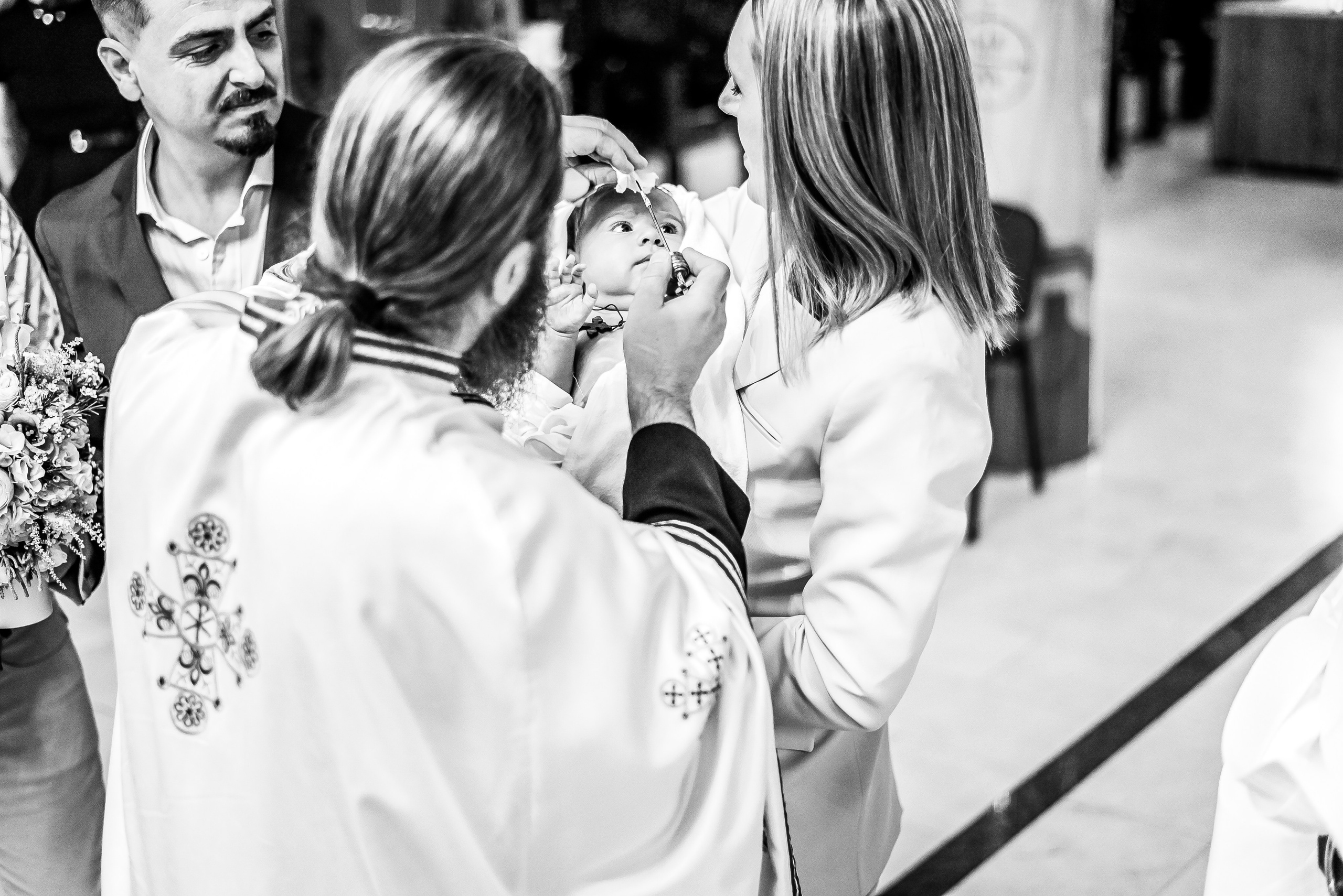 Detalii din biserică în timpul botezului – lumina naturală și emoție capturate de Ana Maria Drăgan