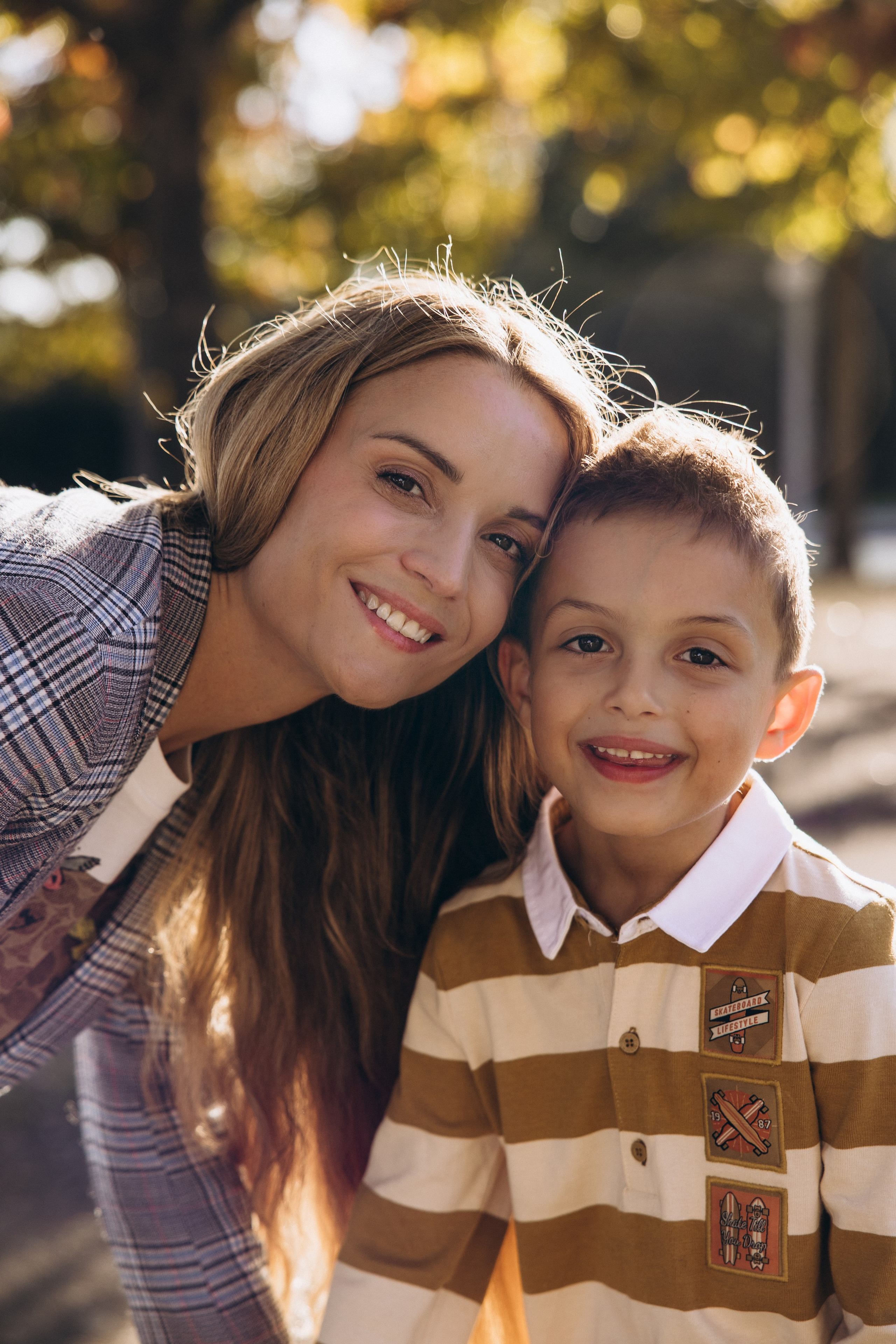Autumn mother-son family photoshoot in Toulouse. Eugenie Smirnova — wedding, corporate and lifestyle photographer in Toulouse and Southwest France