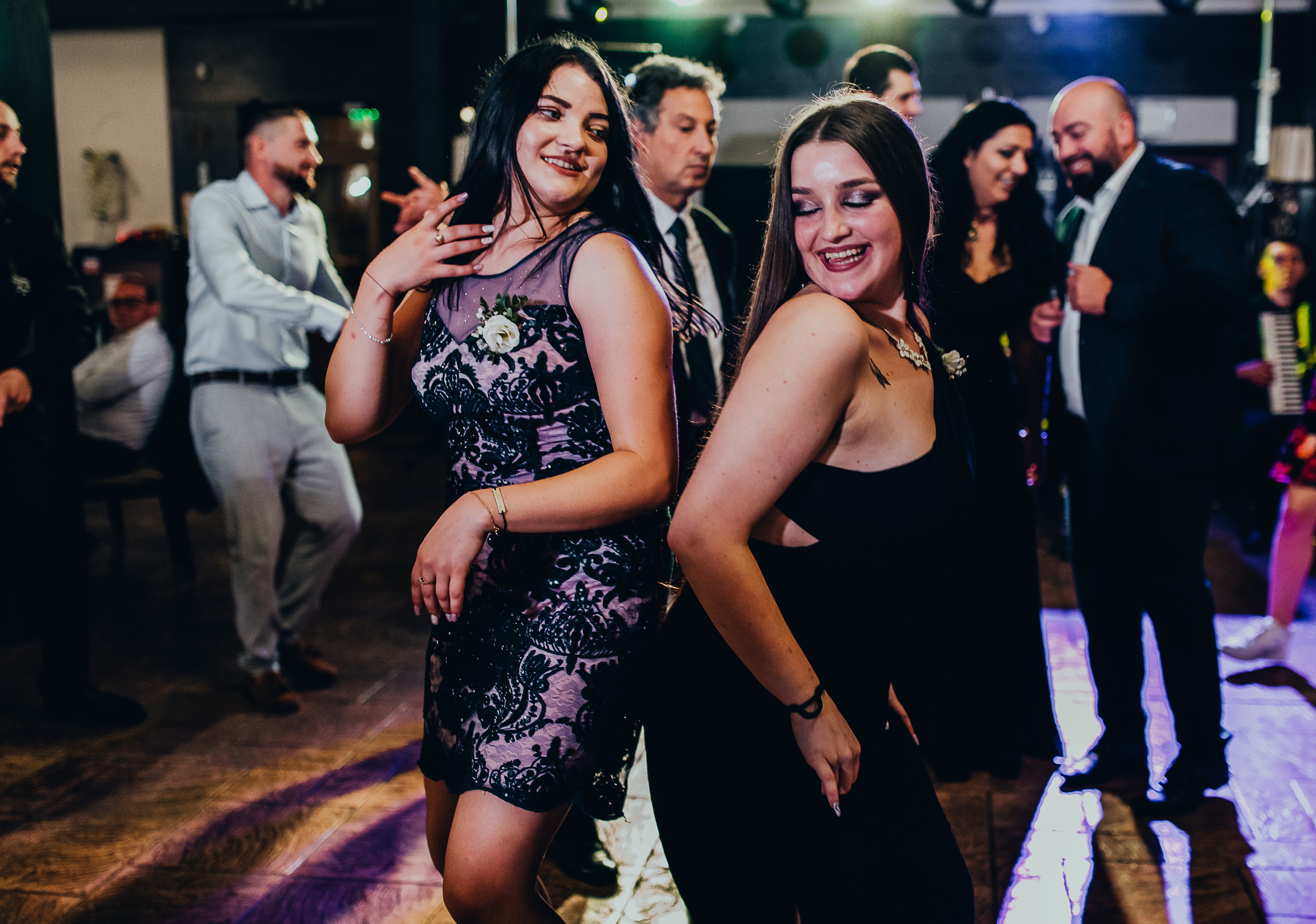 Fotograf profesionist de nuntă. Cu o abordare creativă și tehnici unice, spunem povestea voastră prin imagini pline de iubire și naturalețe. Descoperă arta fotografiei de nuntă . Fotograf Iasi, fotograf de nunta Suceava. Fotografii de nuntă. Pachet fotografii de nuntă. Fotograf Iasi, fotograf Suceava, fotograf Botosani, fotograf Romania. Servicii foto nuntă. Servicii foto-video.