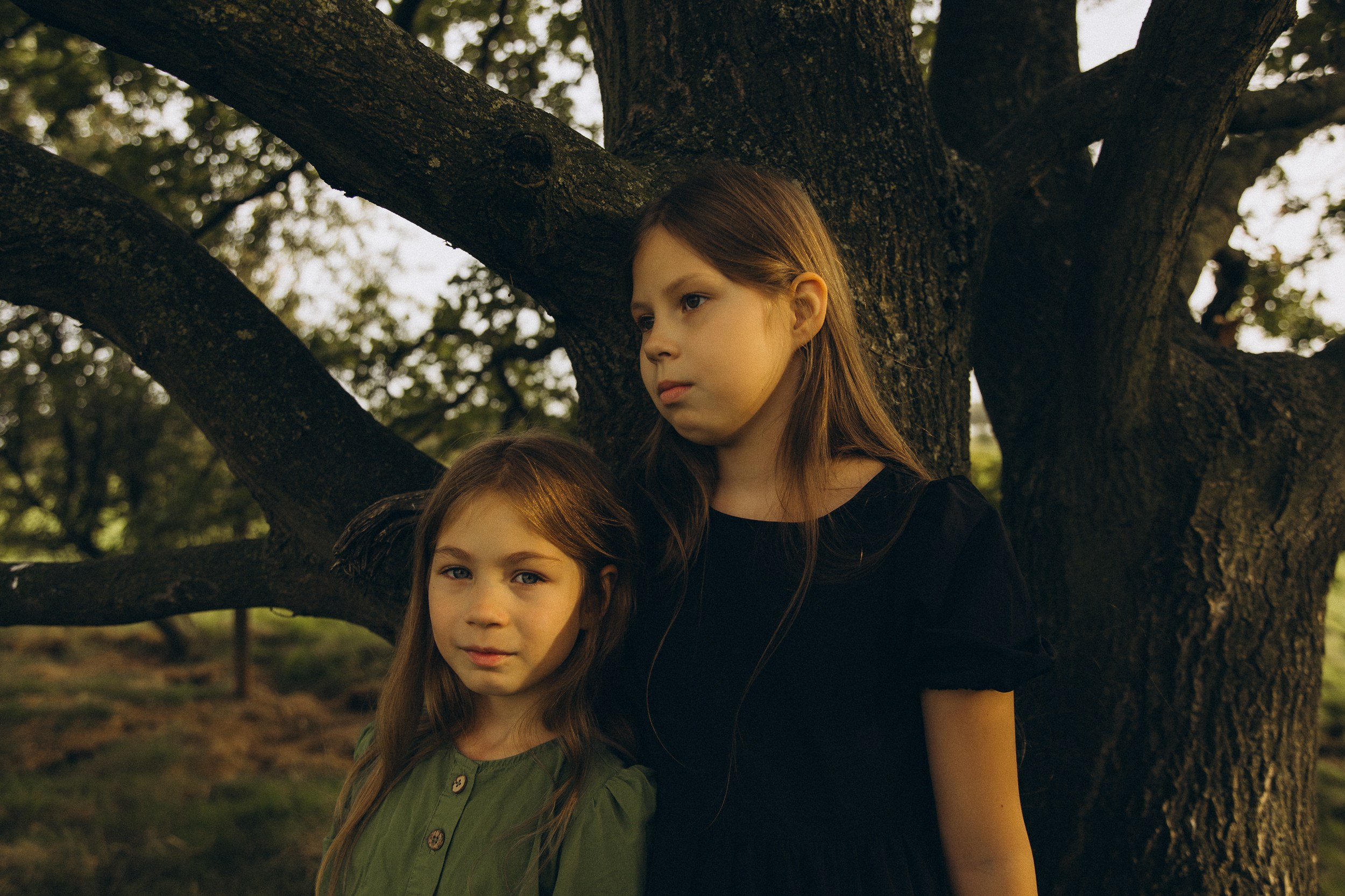 Mama und ihre zwei bezaubernden Töchter in einer familiären Fotosession. Familien & Hochzeitfotografin Nadja Holzmann