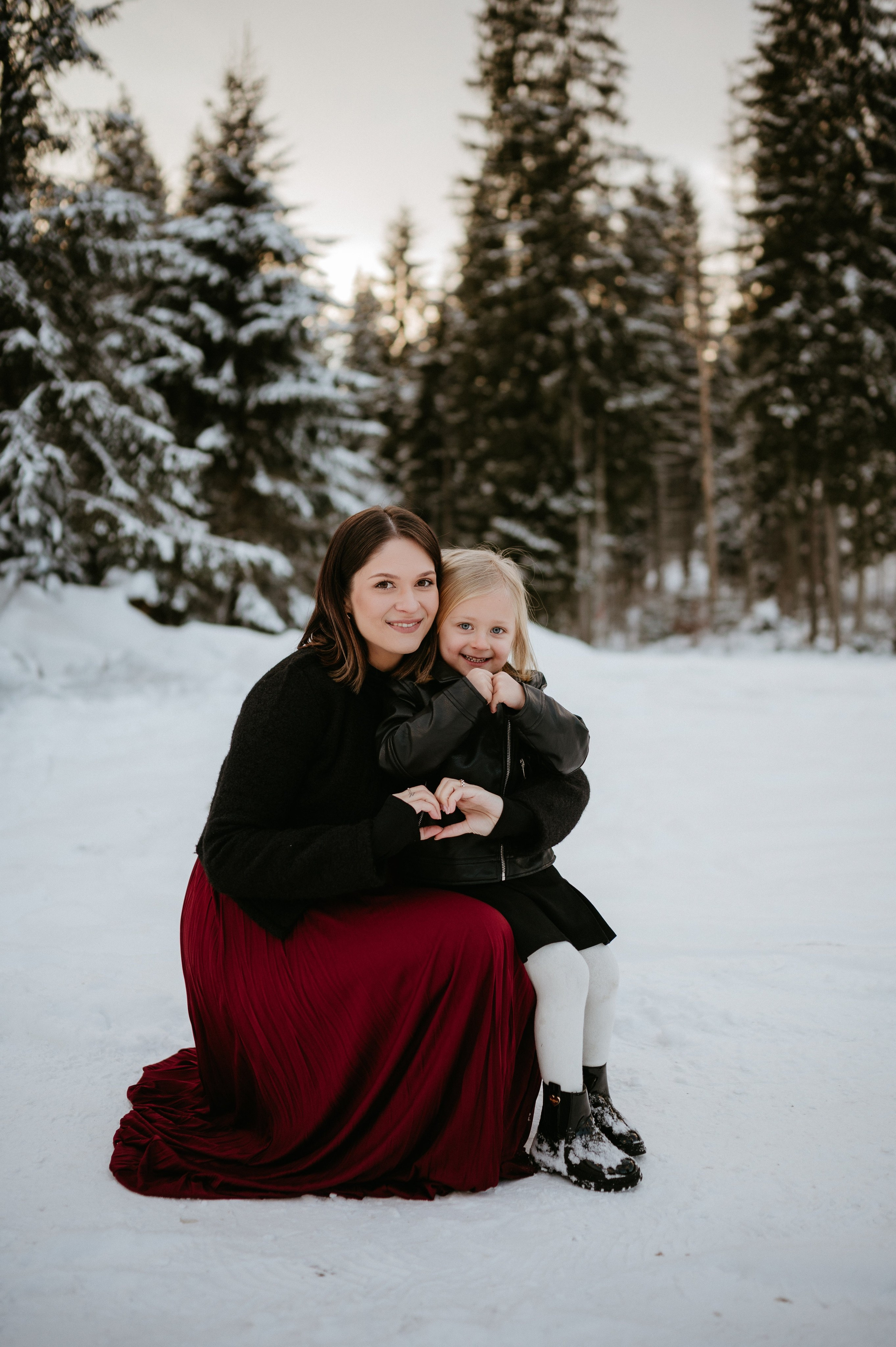 Ședință Foto de Familie la Munte – Fotografii de Iarnă în Lupcina. Valentin Melen - fotograf de nunta 🤍