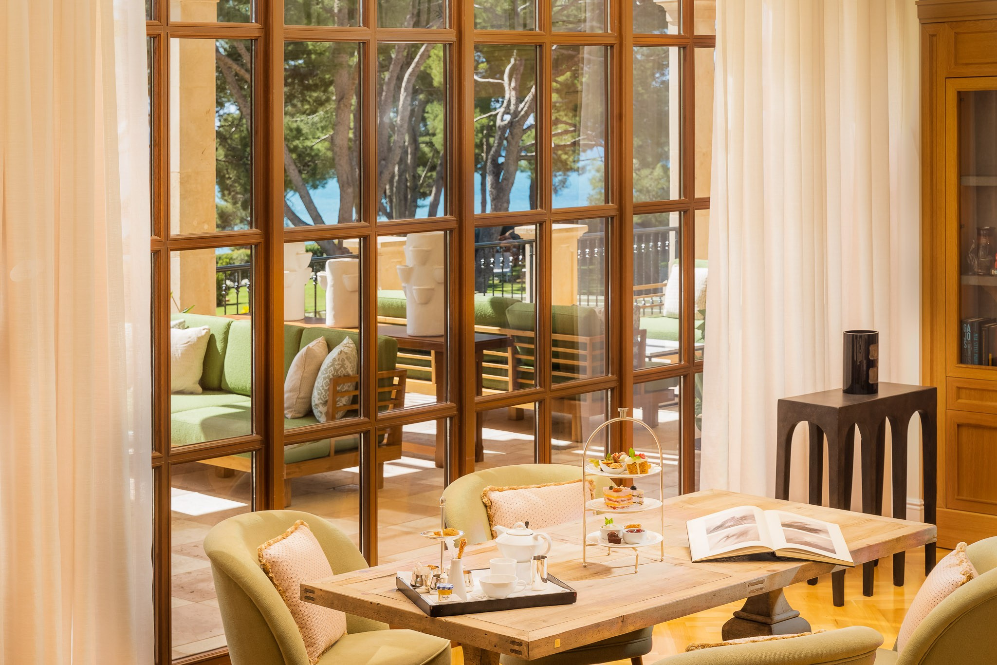 Fotografía comercial en el bar del St. Regis Mardavall. Mallorca Wedding, Corporate & Social Photographer