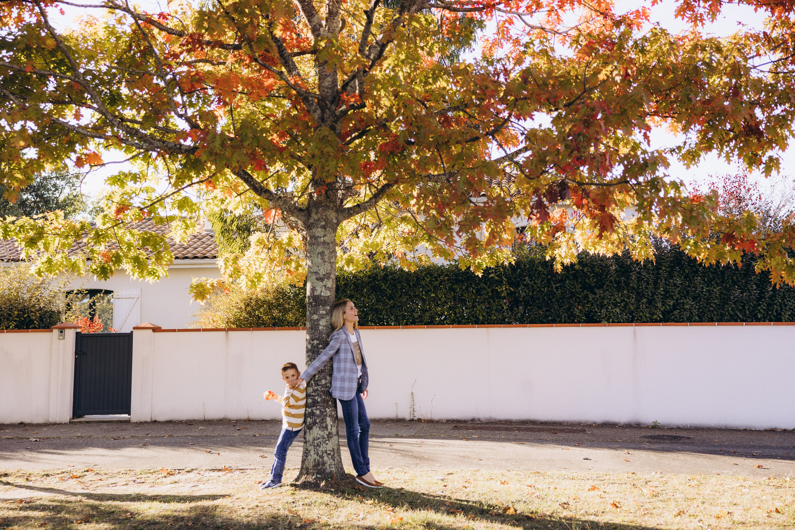 Autumn mother-son family photoshoot in Toulouse. Eugenie Smirnova — wedding, corporate and lifestyle photographer in Toulouse and Southwest France