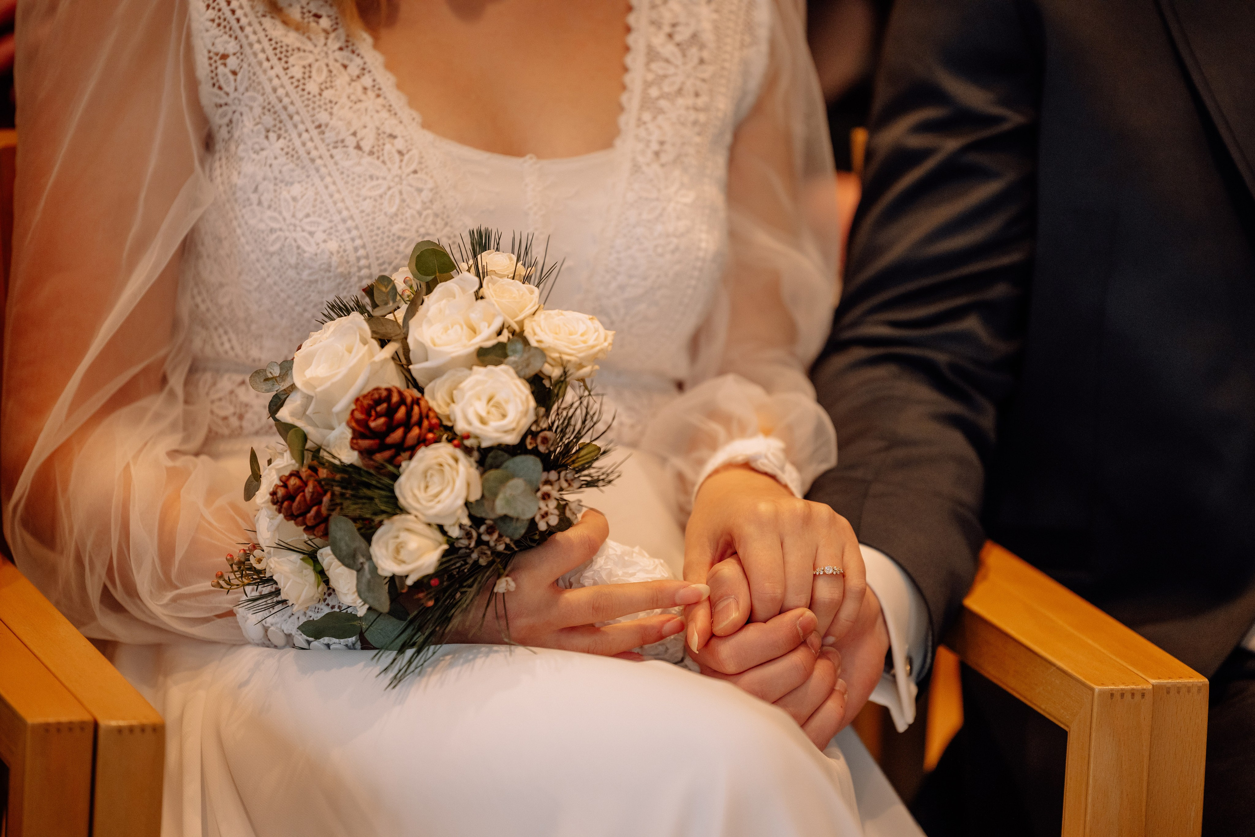 Nahaufnahme der Hände mit Eheringen im Standesamt Feldkirchen
