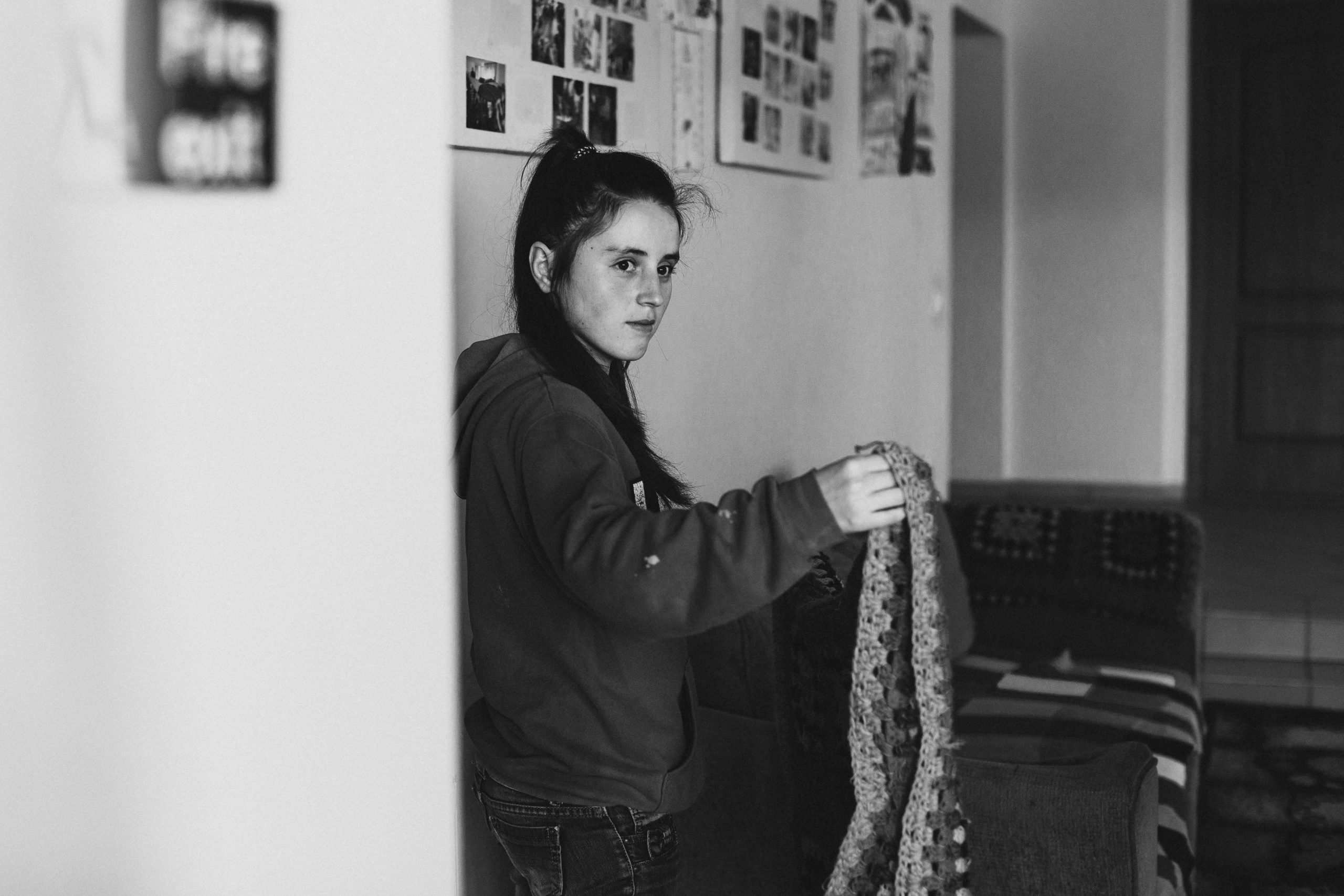 портрет чёрно-белый  социальная фотография Детский дом девочка складывает покрывало