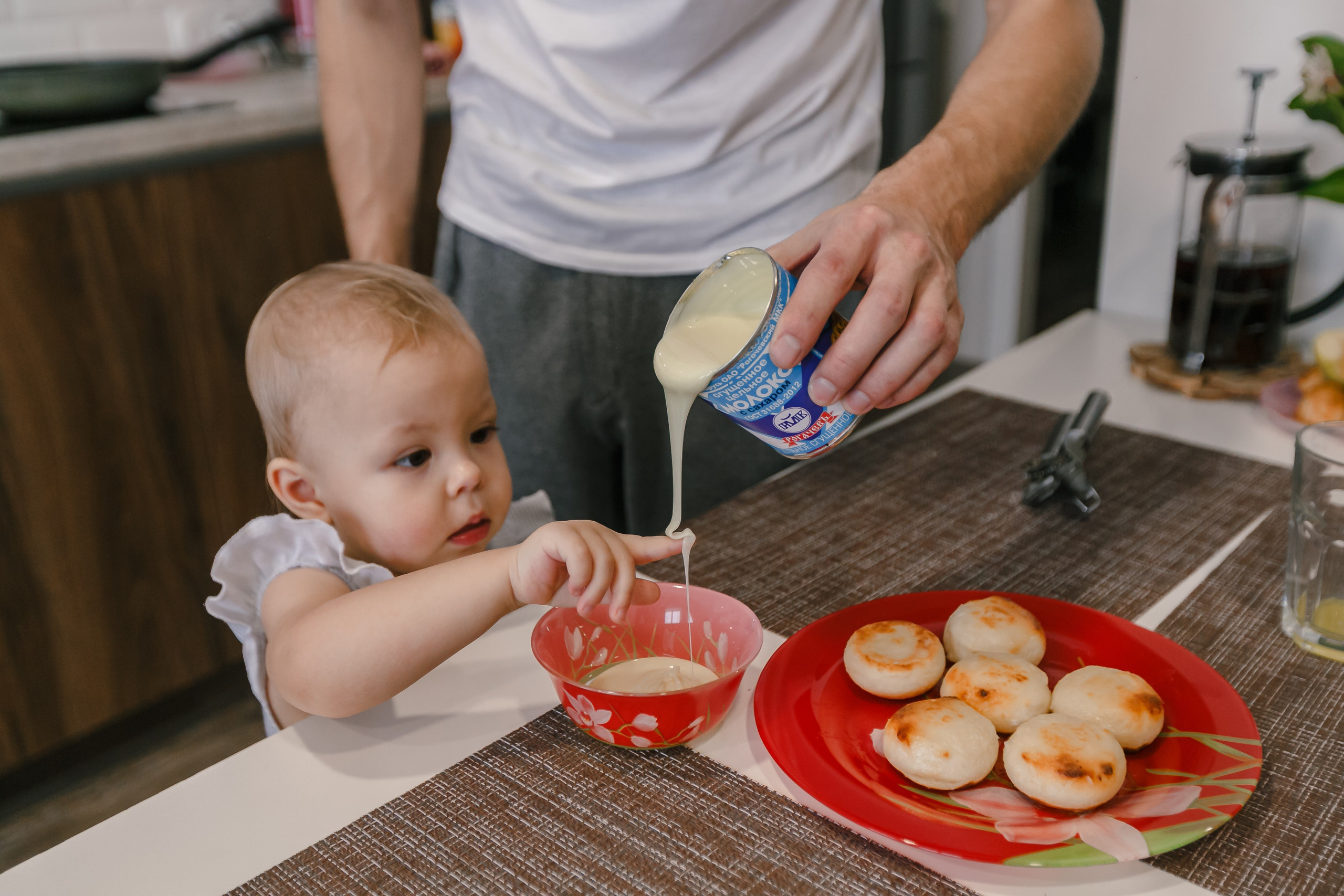 Mamá, papá e hija preparando juntos el desayuno en casa. Fotógrafo de retrato, familia y reportajes en Valencia | España | Europa Vitalii Lumier