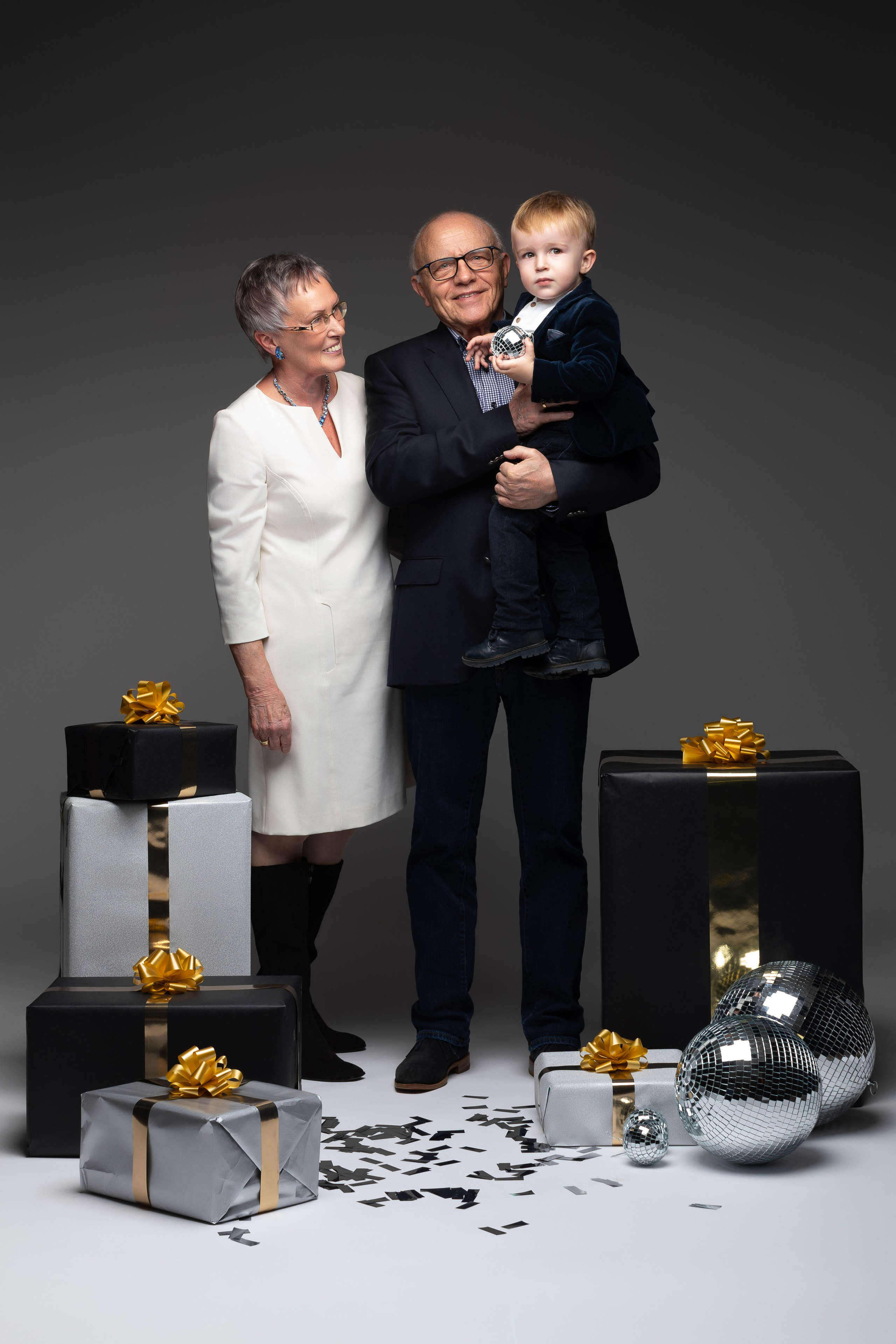 Familienshooting Plankstadt – Mutter und Tochter lachen herzlich im Fotostudio, LAV Fotostudio