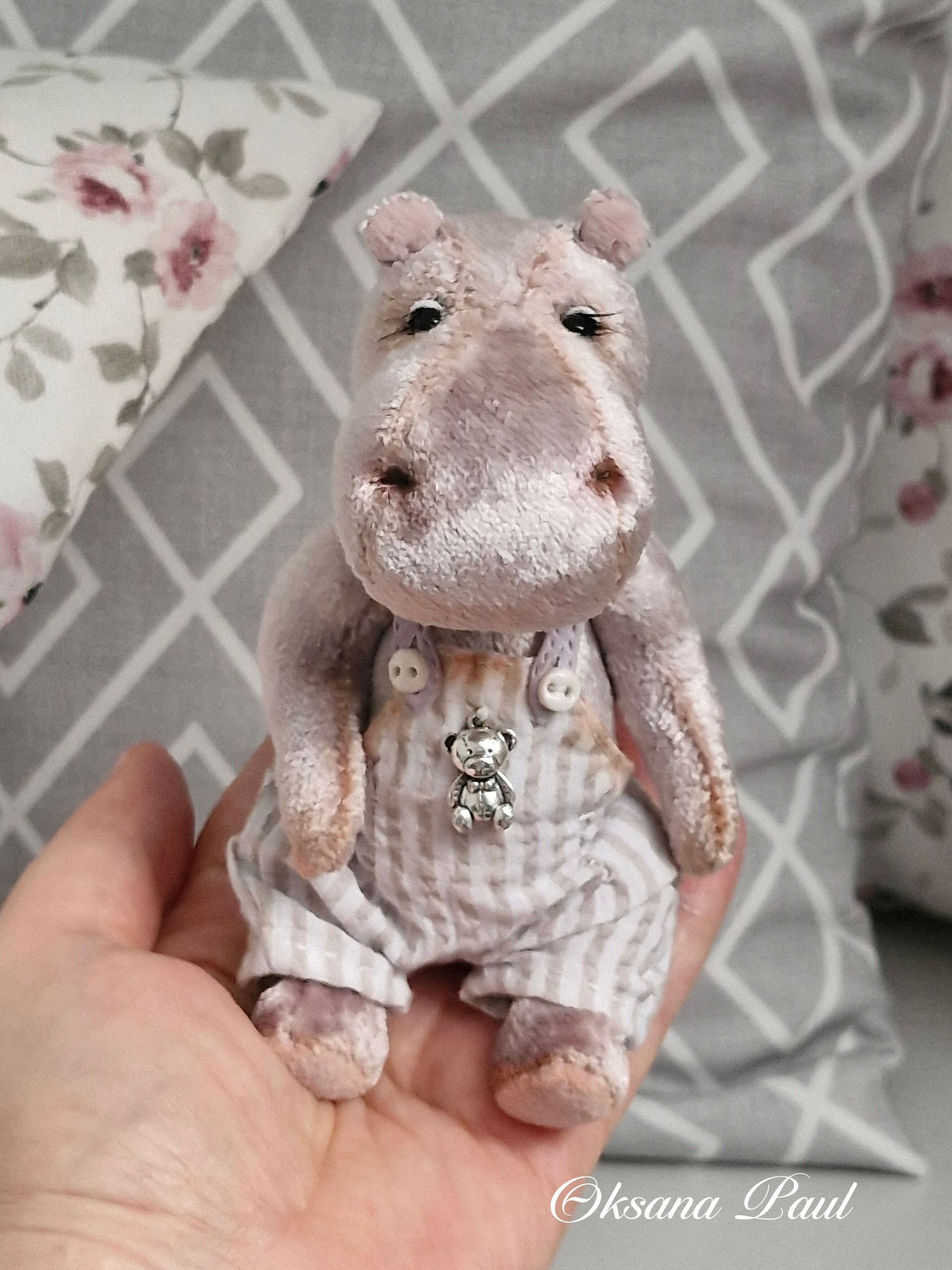 бегемот игрушка, мама с малышом, игрушка в стиле тедди, мягкая игрушка ручной работы, коллекционная игрушка, плюшевый бегемот, handmade hippo, teddy style, авторская игрушка, тедди игрушка, игрушки оксана пауль, миниатюра сумочка из полимерной глины, polymer clay bag, soft sculpture, collectible toy, handmade gift, авторская коллекция