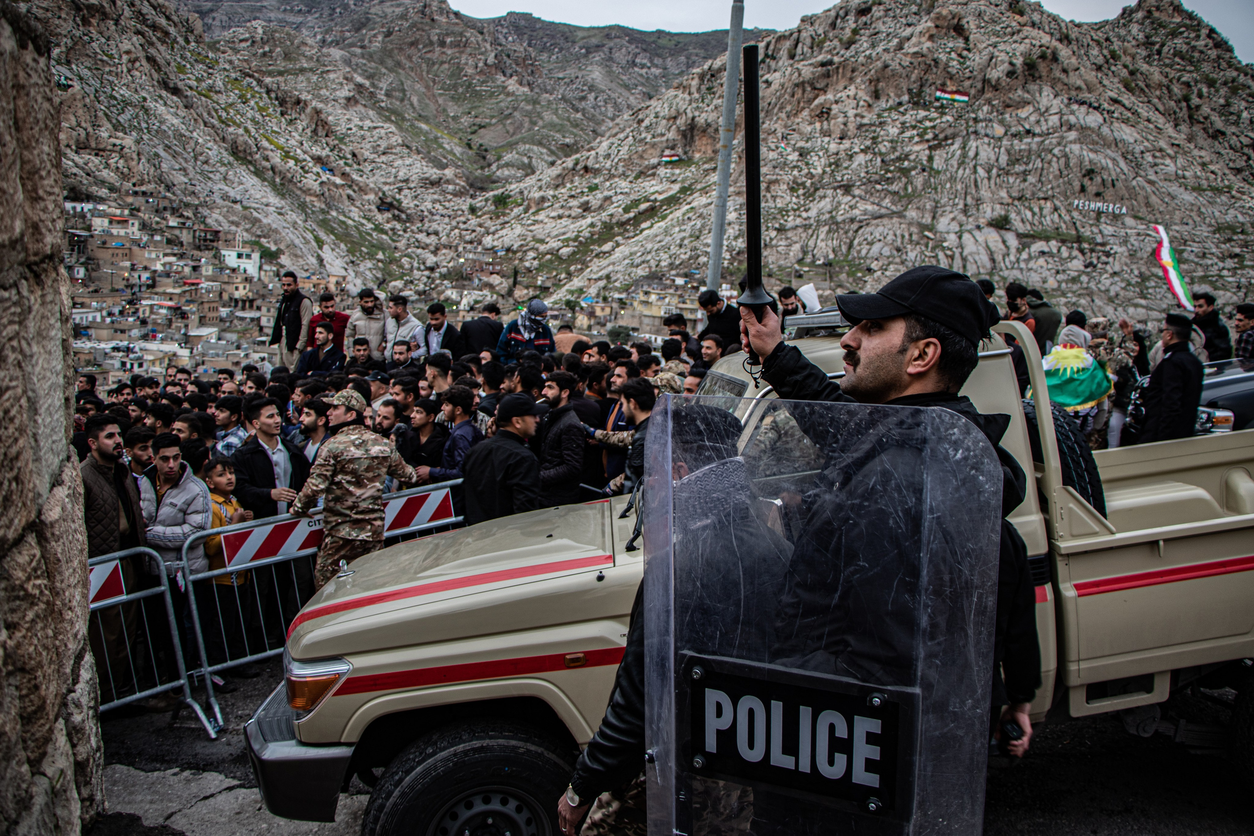Mouvement de foule vibrant lors du Nouvel An kurde.