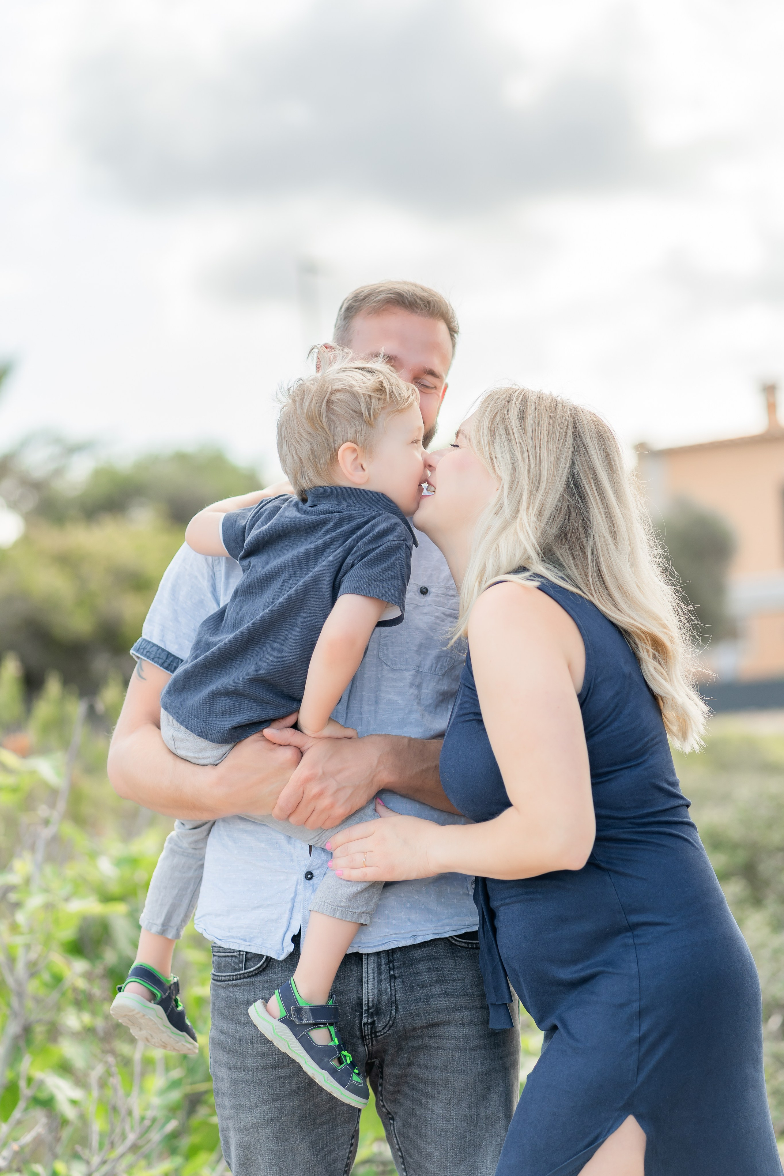 Babybauch-Shooting am Meer auf Mallorca mit Familie. Deine Fotografin auf Mallorca für Familien und Business