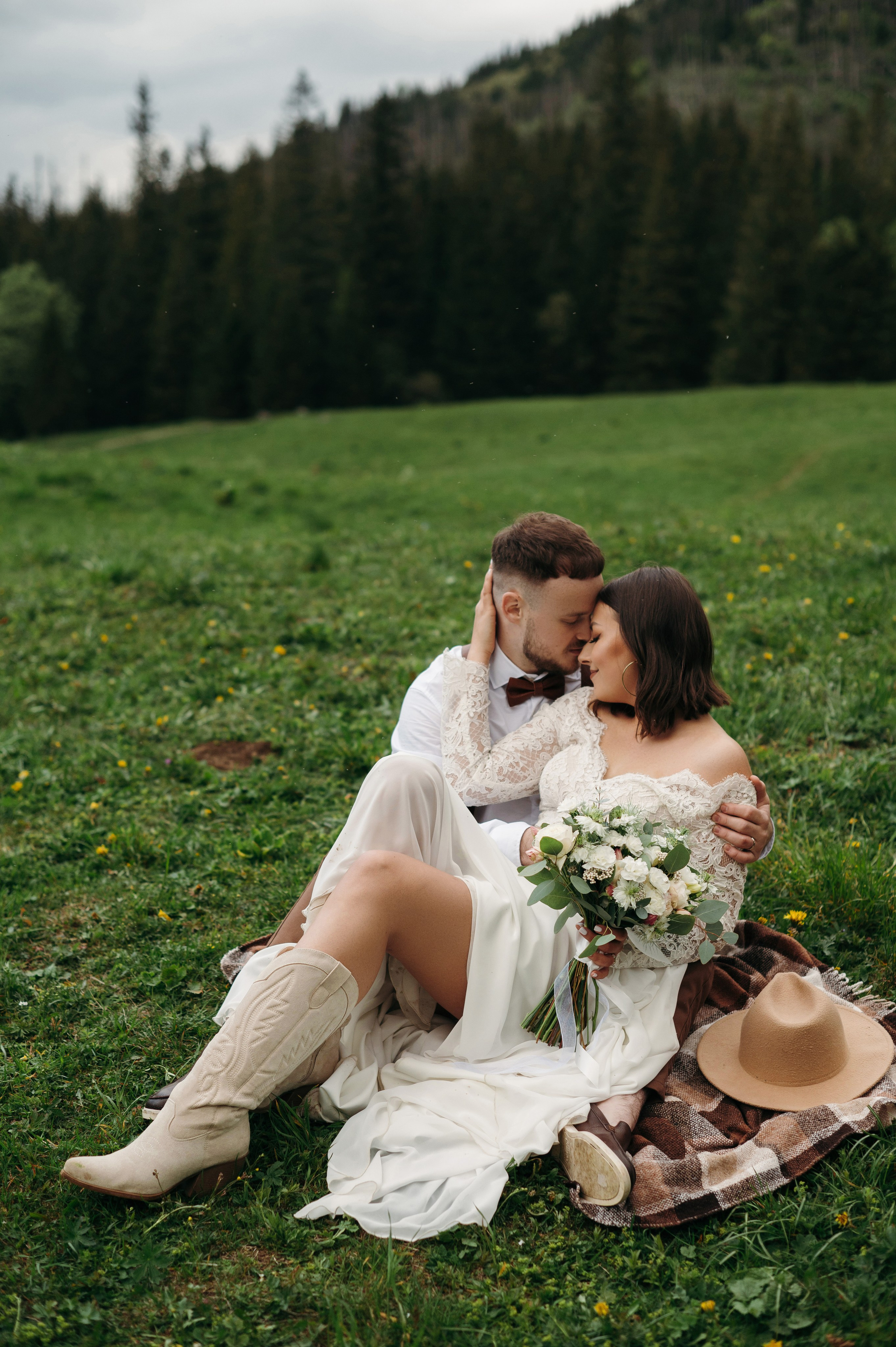 Hochzeitsfotoshooting in den Bergen | Natürliche & Romantische Hochzeitsbilder