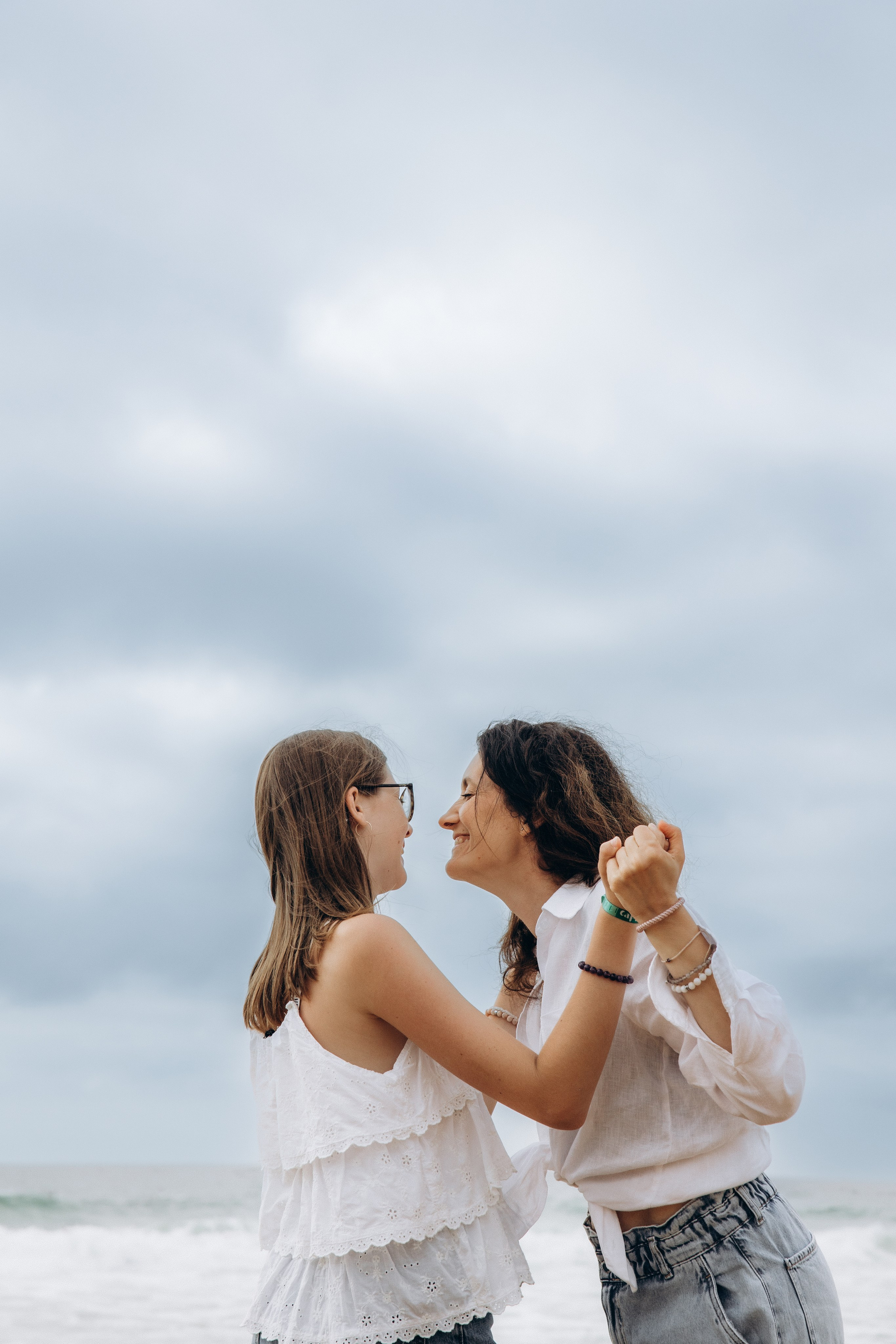 Family photoshoot by the ocean. Labenne Ocean Beach 2024. Eugenie Smirnova — wedding, corporate and lifestyle photographer in Toulouse and Southwest France