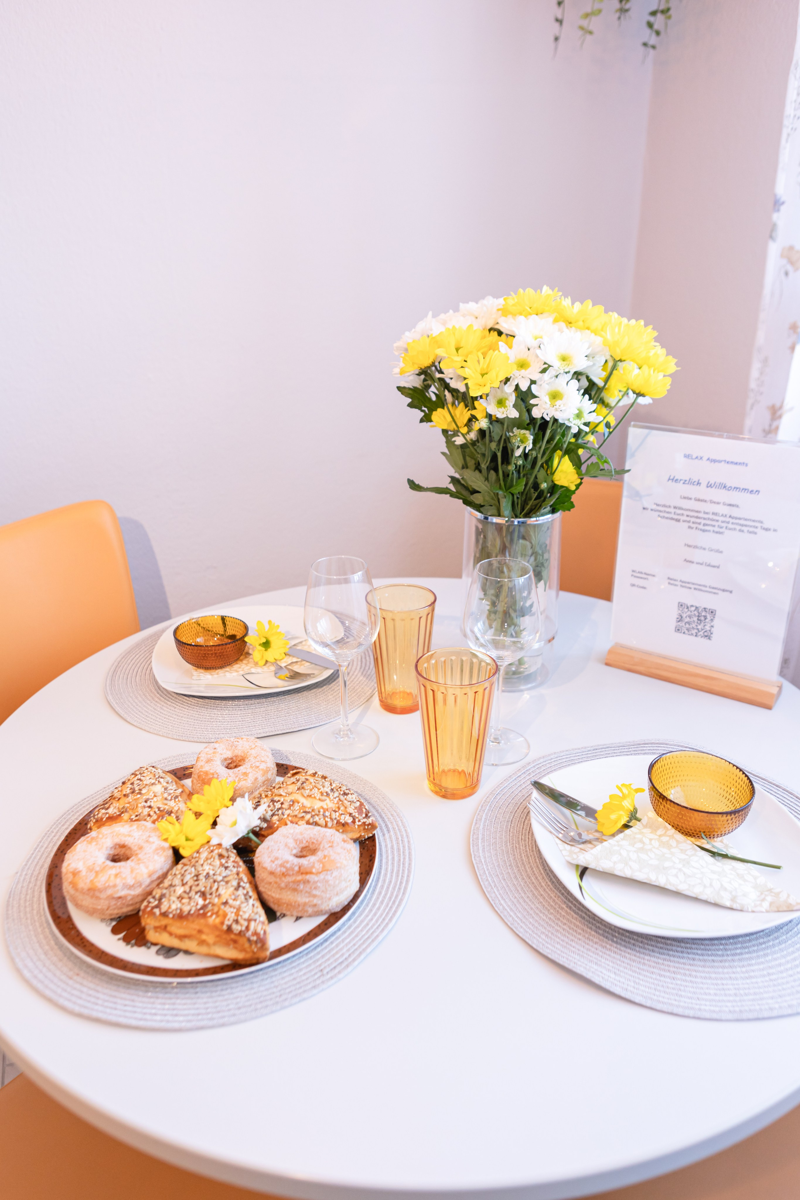 Fotografie einer stilvollen Küche mit eingebauten Geräten und großzügigem Grundriss, aufgenommen von einem Immobilienfotografen Immobilienfotografie Lindenberg, Wohnung Fotograf Allgäu, Interieur Fotografie Bayern, Immobilien Shooting Lindenberg, Wohnung Fotoshooting Allgäu, Professionelle Immobilienfotografie Bayern, Interior Fotos Lindenberg, Maklerfotografie Allgäu, Apartment Fotografie Bayern, Immobilienbilder Lindenberg