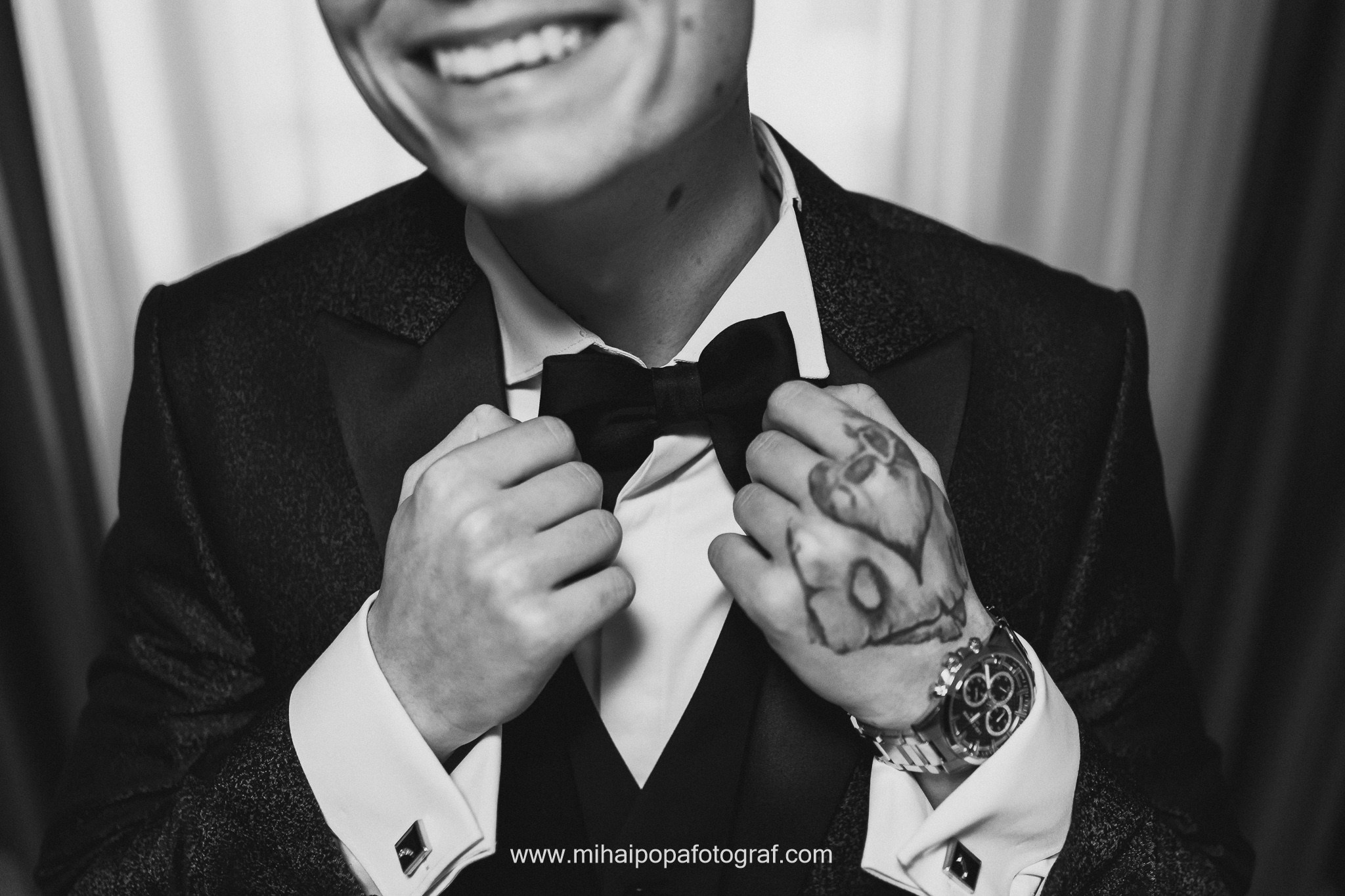 Moment emoționant între miri în ziua nunții, surprins într-un cadru natural și romantic, la Cazinoul Constanta. Fotografie de nuntă profesională, editată artistic pentru a evidenția emoția și eleganța evenimentului.