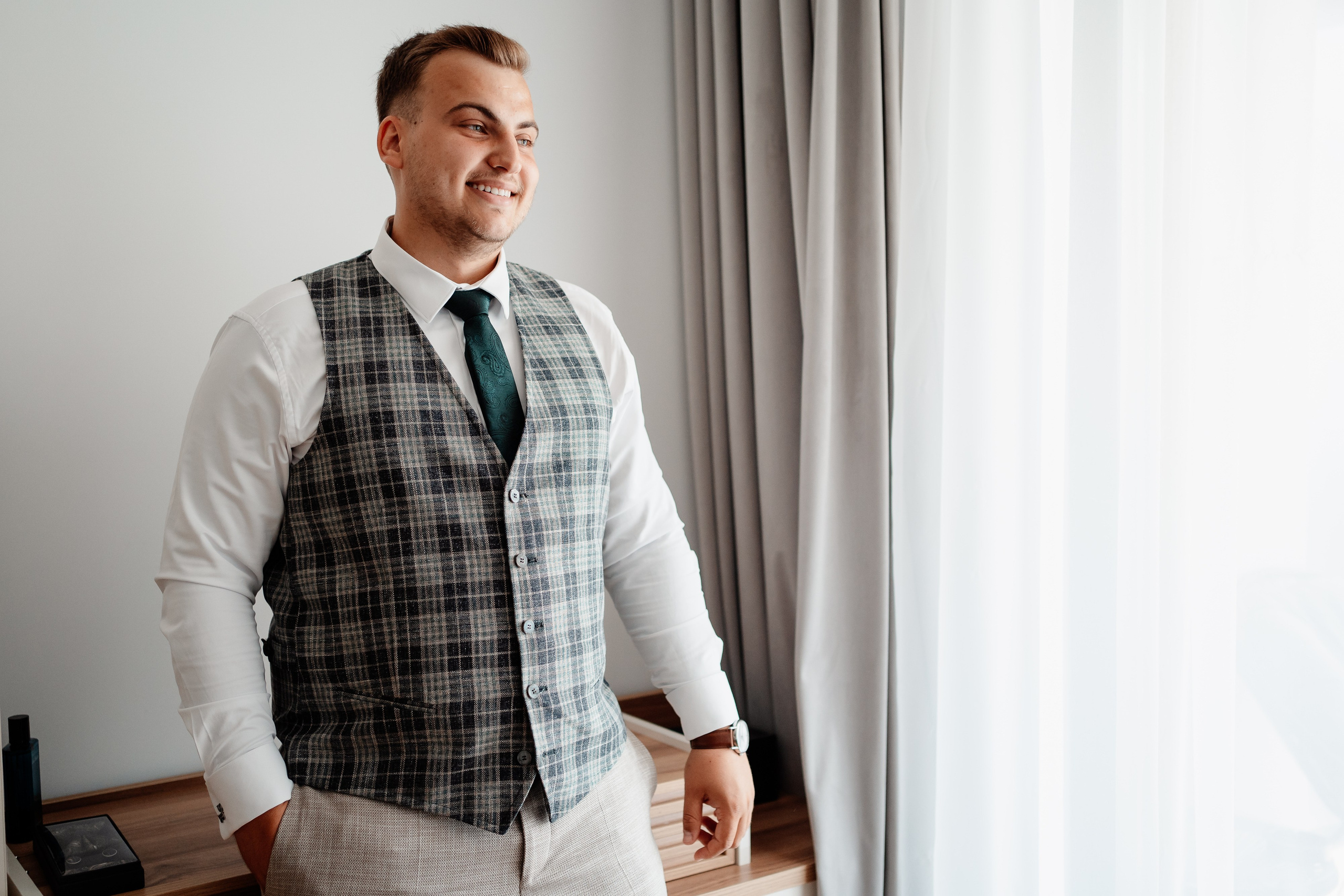 Moment emoționant între miri în ziua nunții, surprins într-un cadru natural și romantic, la Daimon Events. Fotografie de nuntă profesională, editată artistic pentru a evidenția emoția și eleganța evenimentului.