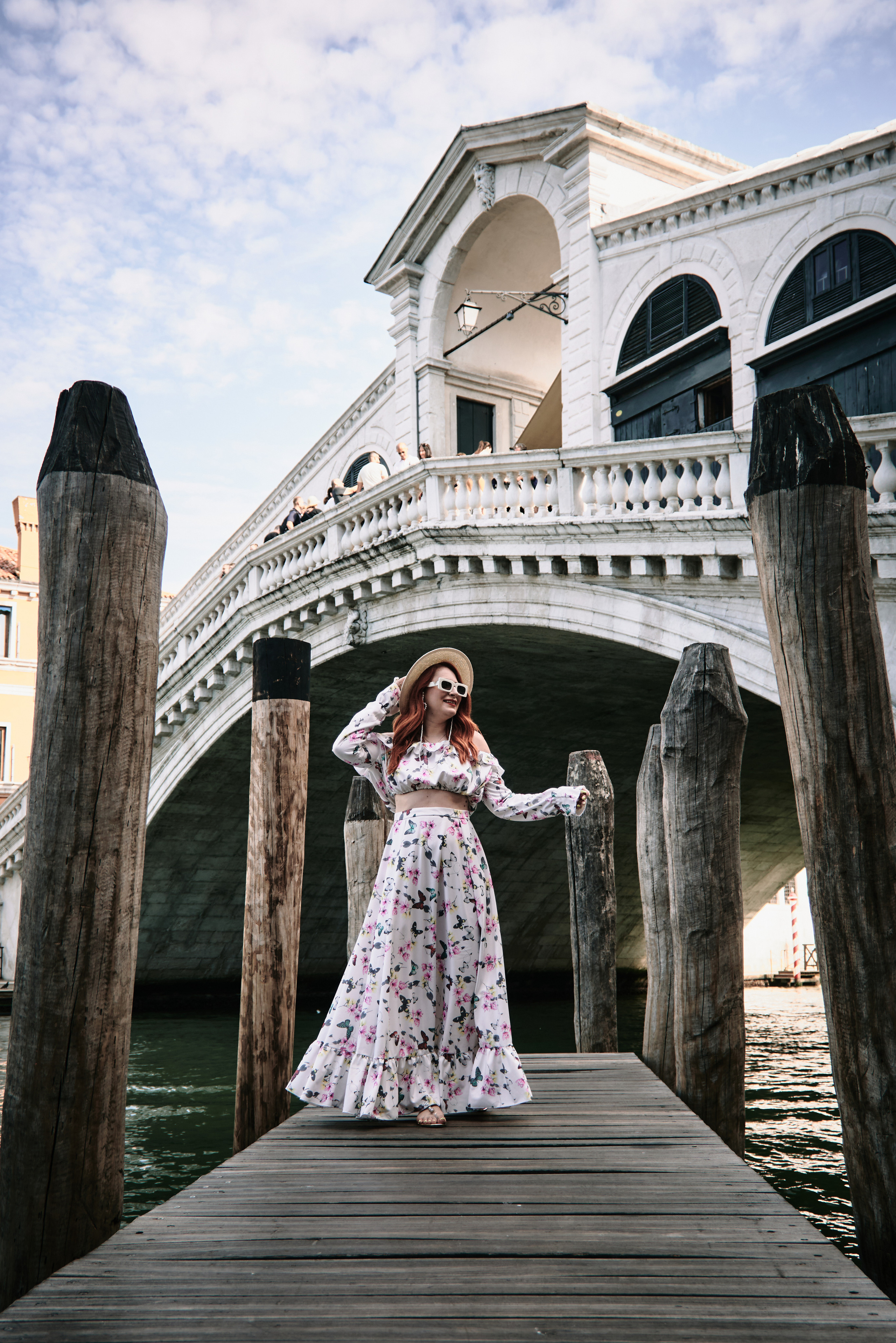 Blogger woman portrait photoshoot in Venice, Italy. Photographer in Venice, Italy. Yana Zotova