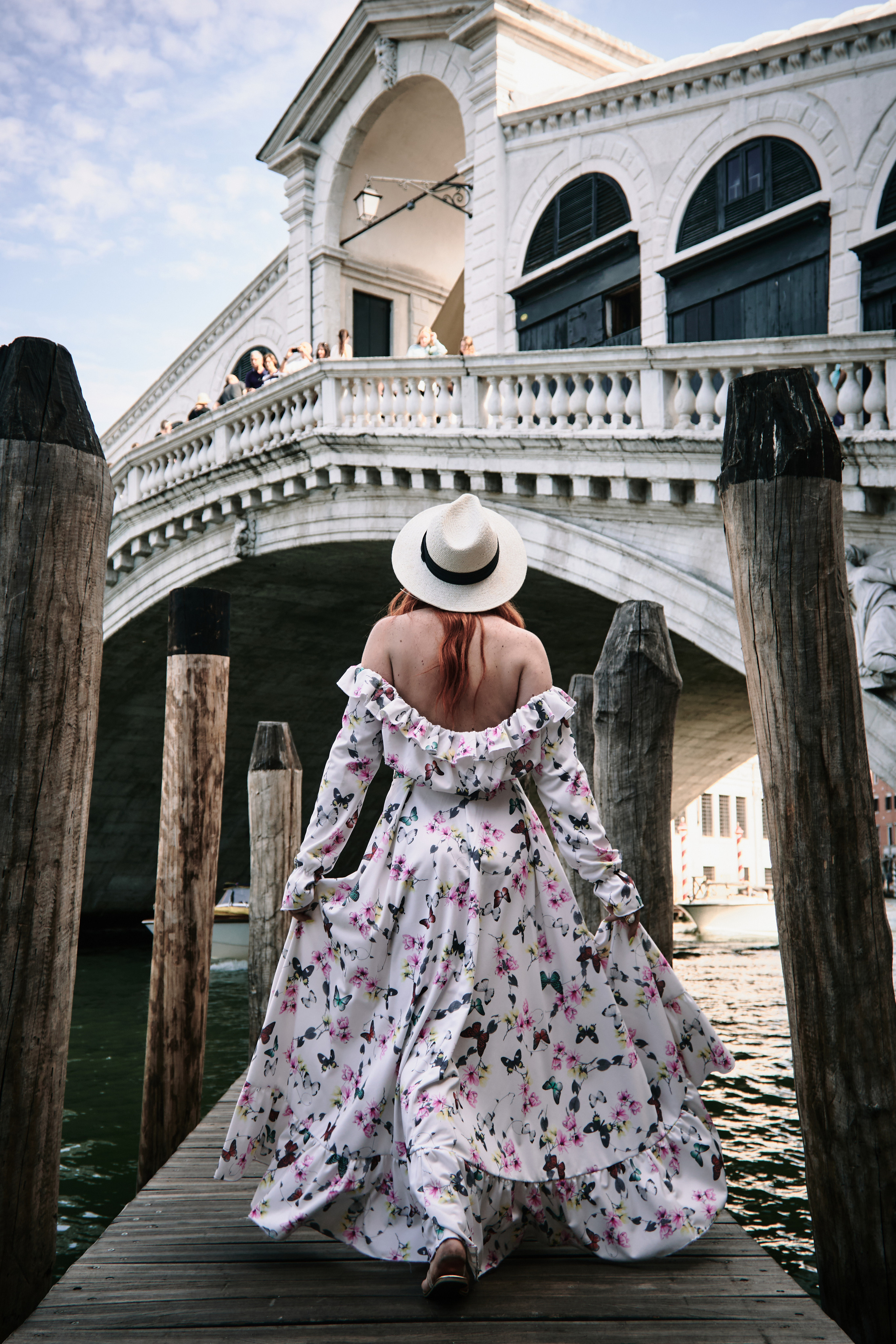 session in Venice - Venice Italy photographer - Holiday photographer Venice - Venice photographer - Venice couple photographer - photo ideas - Venice engagement photoshoot - inspiration for engaged couples - best honeymoon spots in Italy - couples poses - Venetian Grand canal - lifestyle - portrait photo - Italy elopement - famous spot in Italy - Venice Photos - Venice Wedding Photos - Venice wedding - engagement photos - venice travel - Rialto bridge