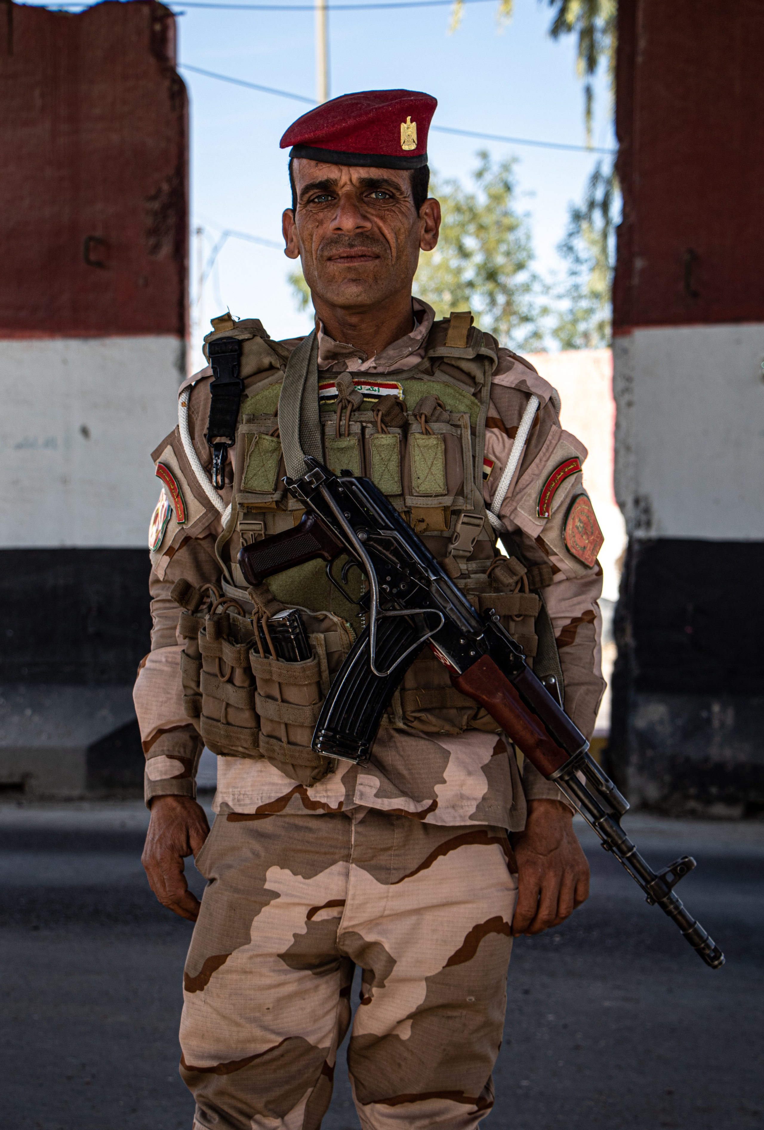 Portrait d'un militaire à l'entrée de la ville de Hama.